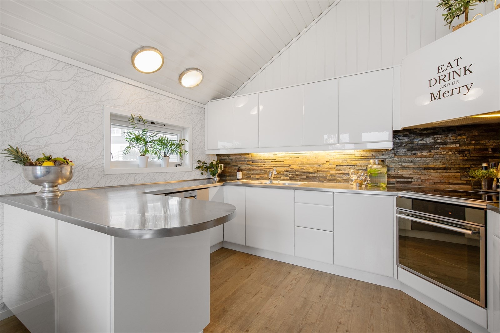 Moderne kjøkken med rikelig benkeplass. Galleribilde