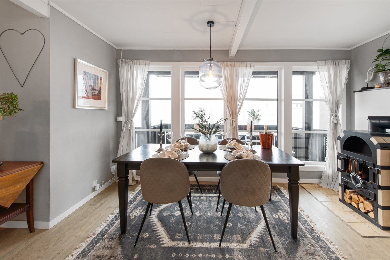 Spisestue med store vinduer og lyssetting. Galleribilde