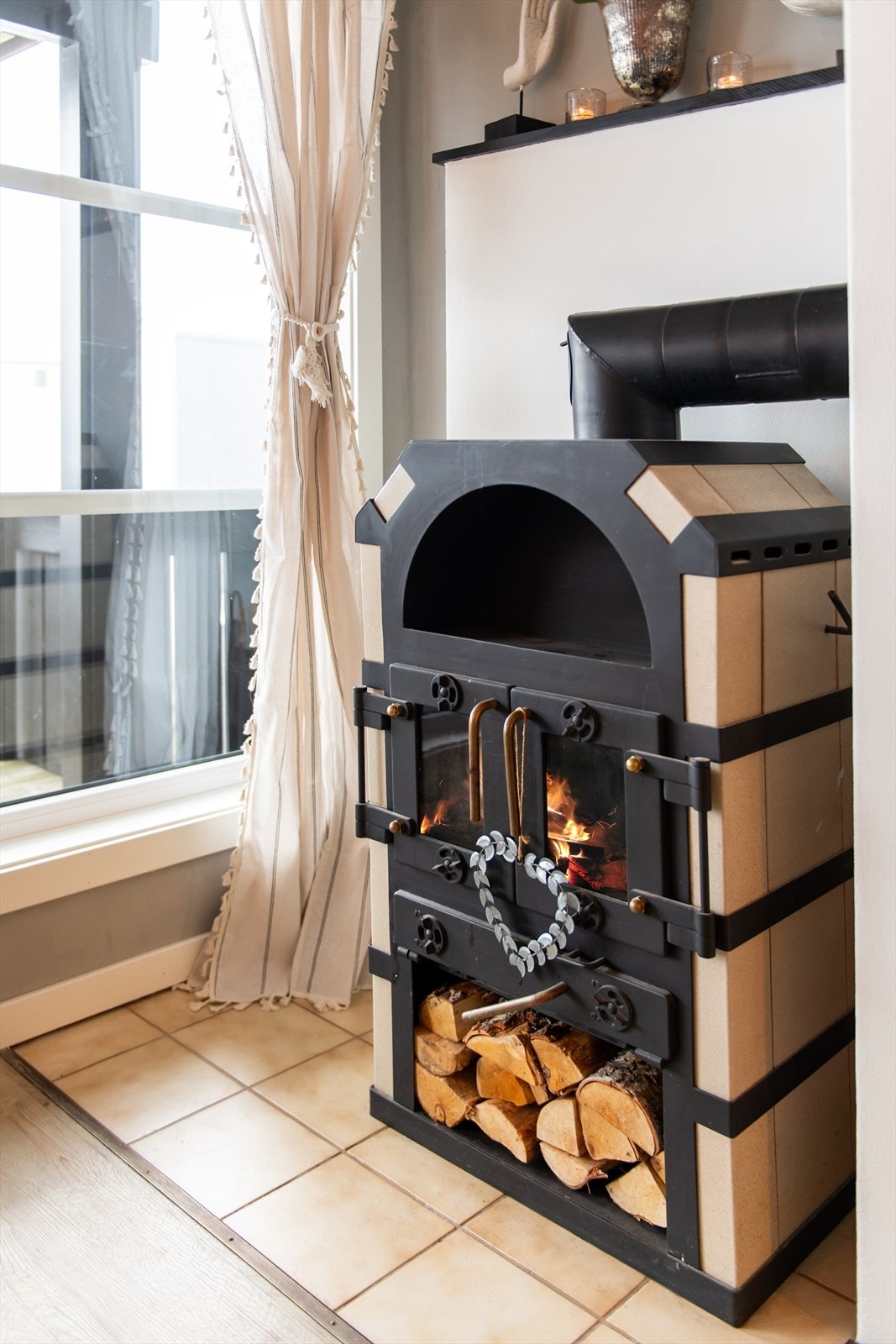 Vedovn som gir varme og atmosfære. Galleribilde