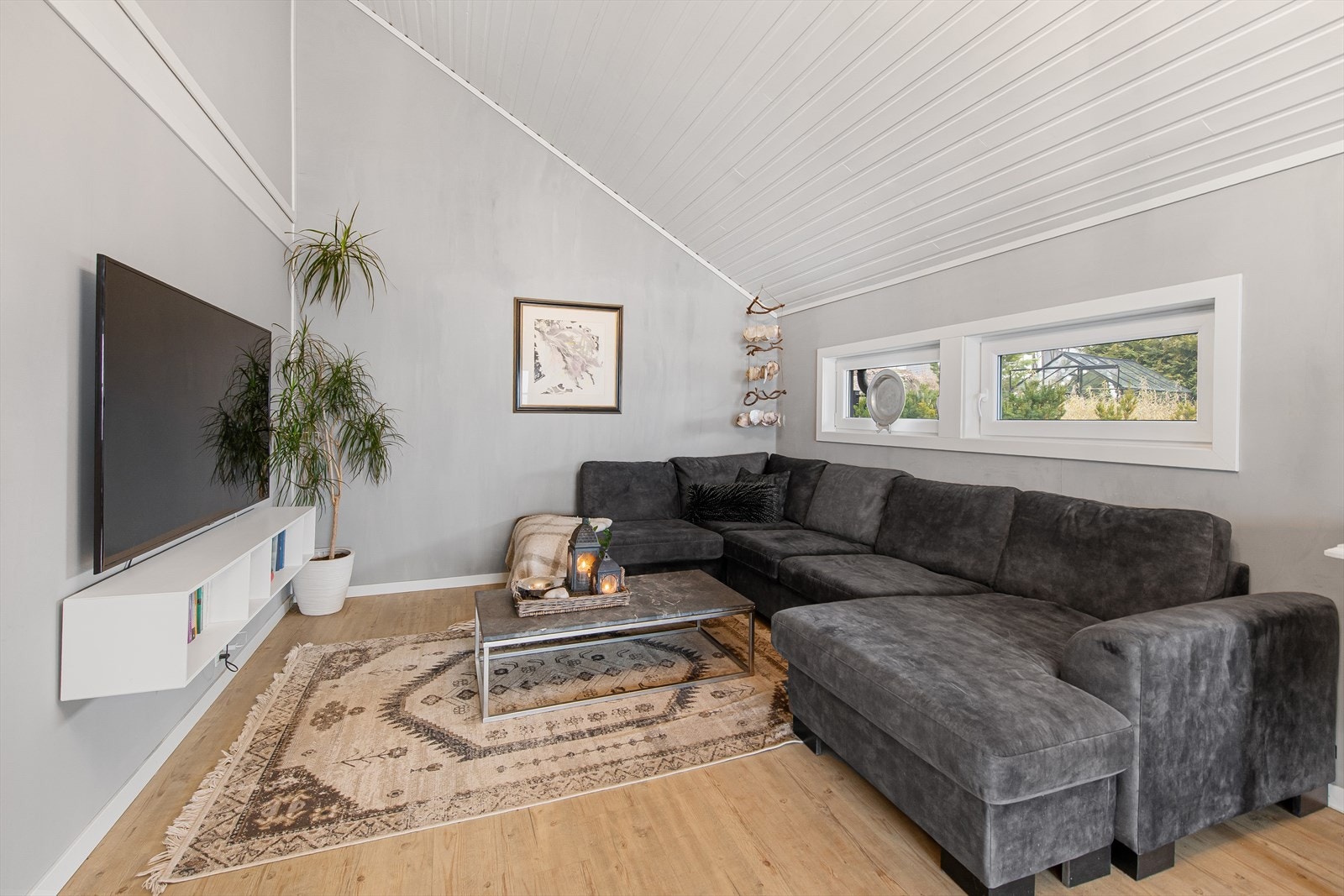 Komfortabel stue med plass for romslig sittegruppe. Galleribilde