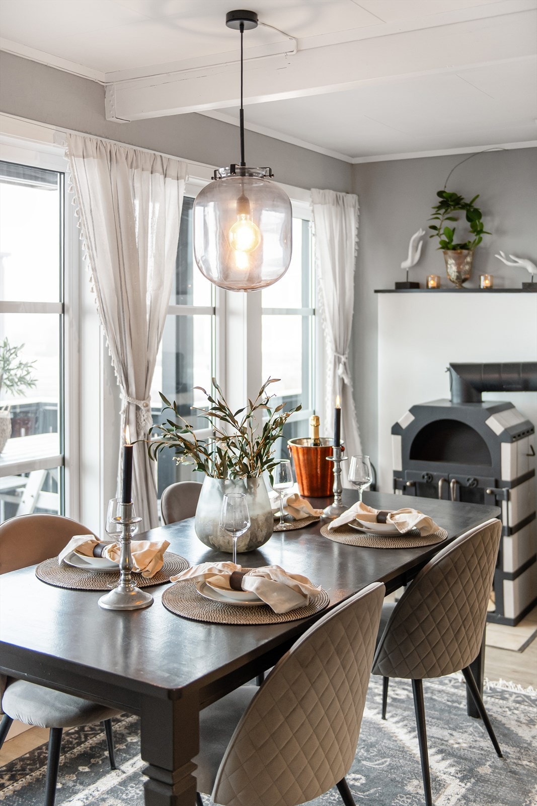 Detaljer og belysning som skaper stemning i spisestuen. Galleribilde