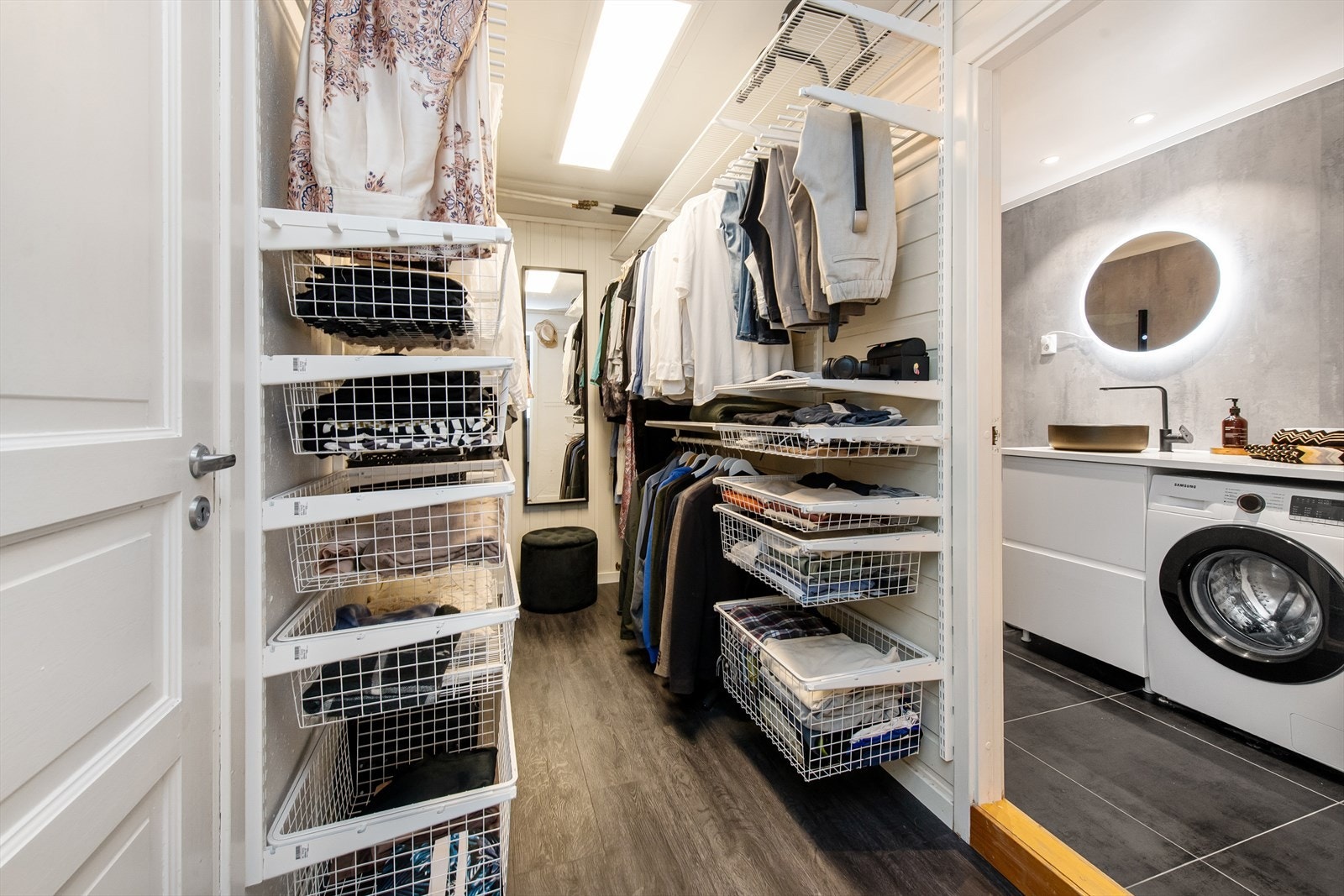 Walk-in garderobe med rikelig oppbevaringsplass. Galleribilde