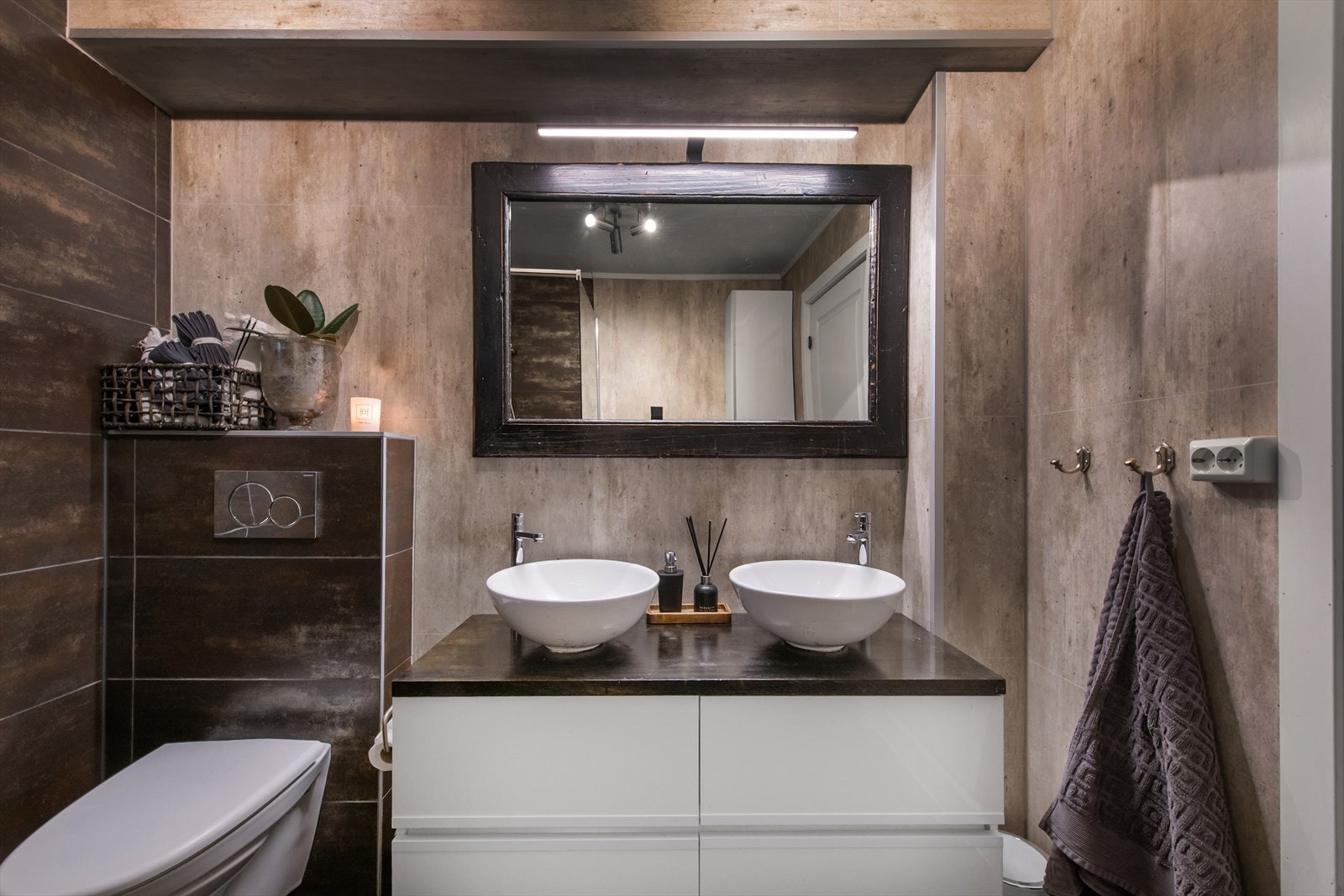 Moderne bad med doble servanter. Galleribilde