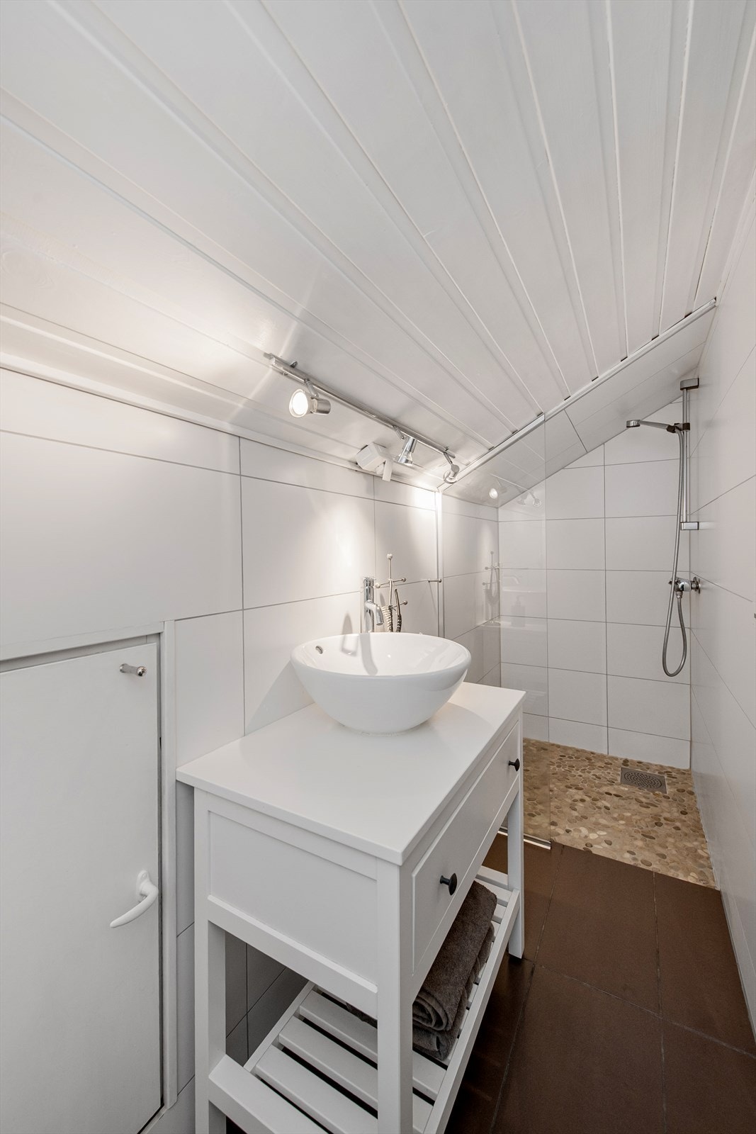 Bad med dusj og moderne innredning. Galleribilde