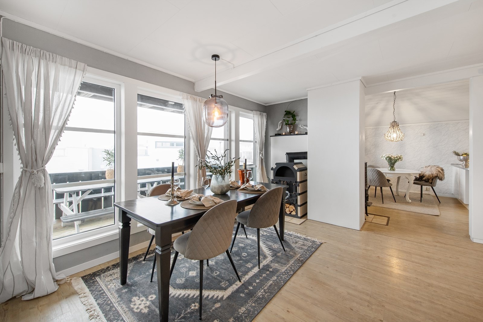 Spisestue med store vinduer og naturlig lys. Galleribilde