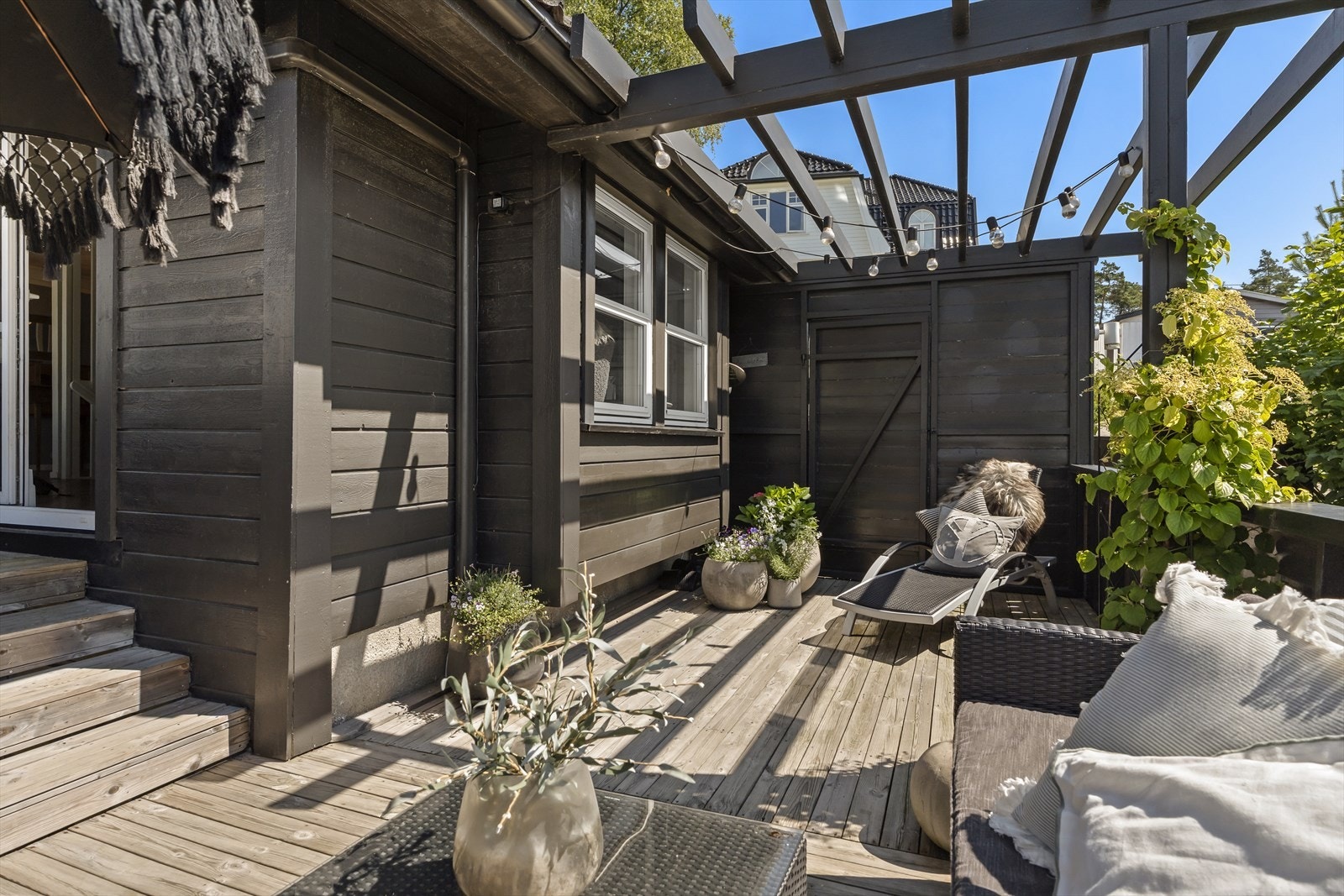 Fra terrassen kan man ta seg videre til hagen som er privat og skjermet. Galleribilde