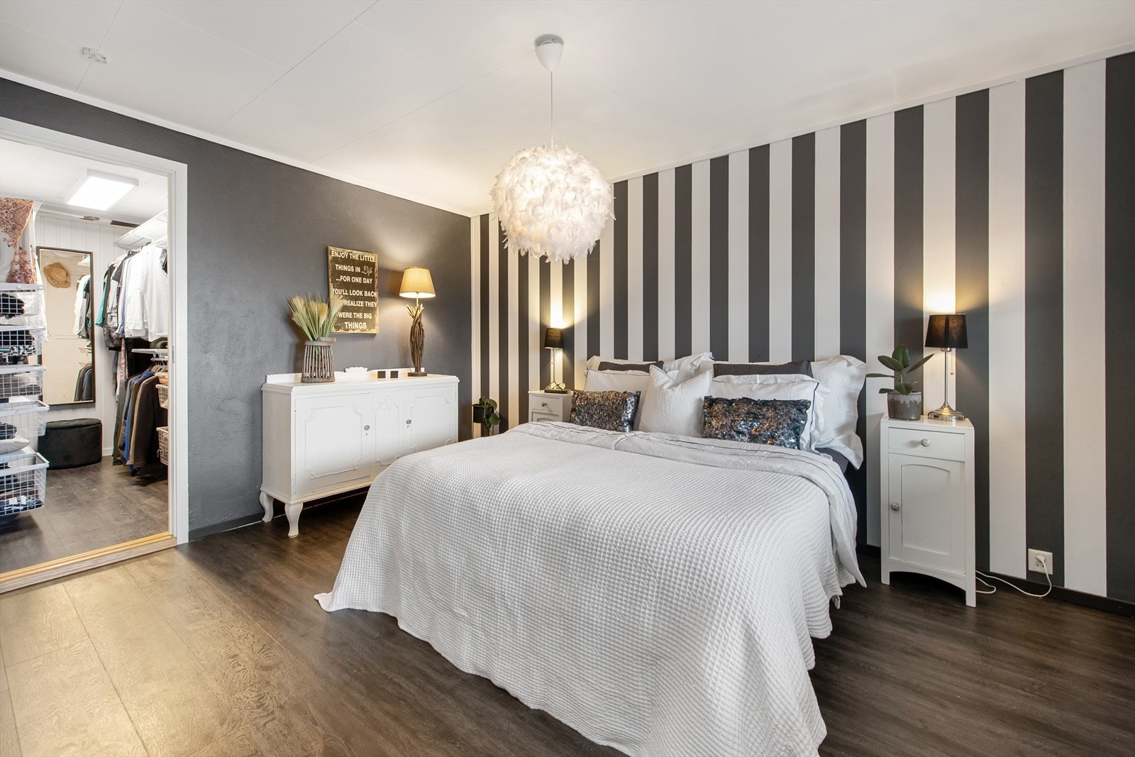 Soverom med direkte tilgang til garderobe. Galleribilde