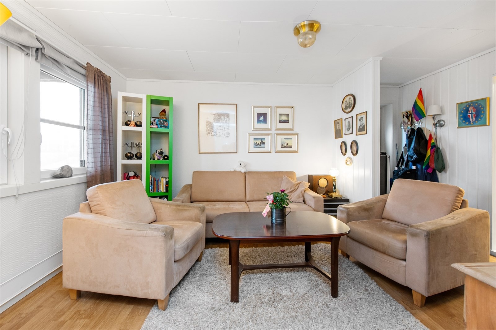 Hybeldel med koselig stue og plass til sofagruppe. Galleribilde