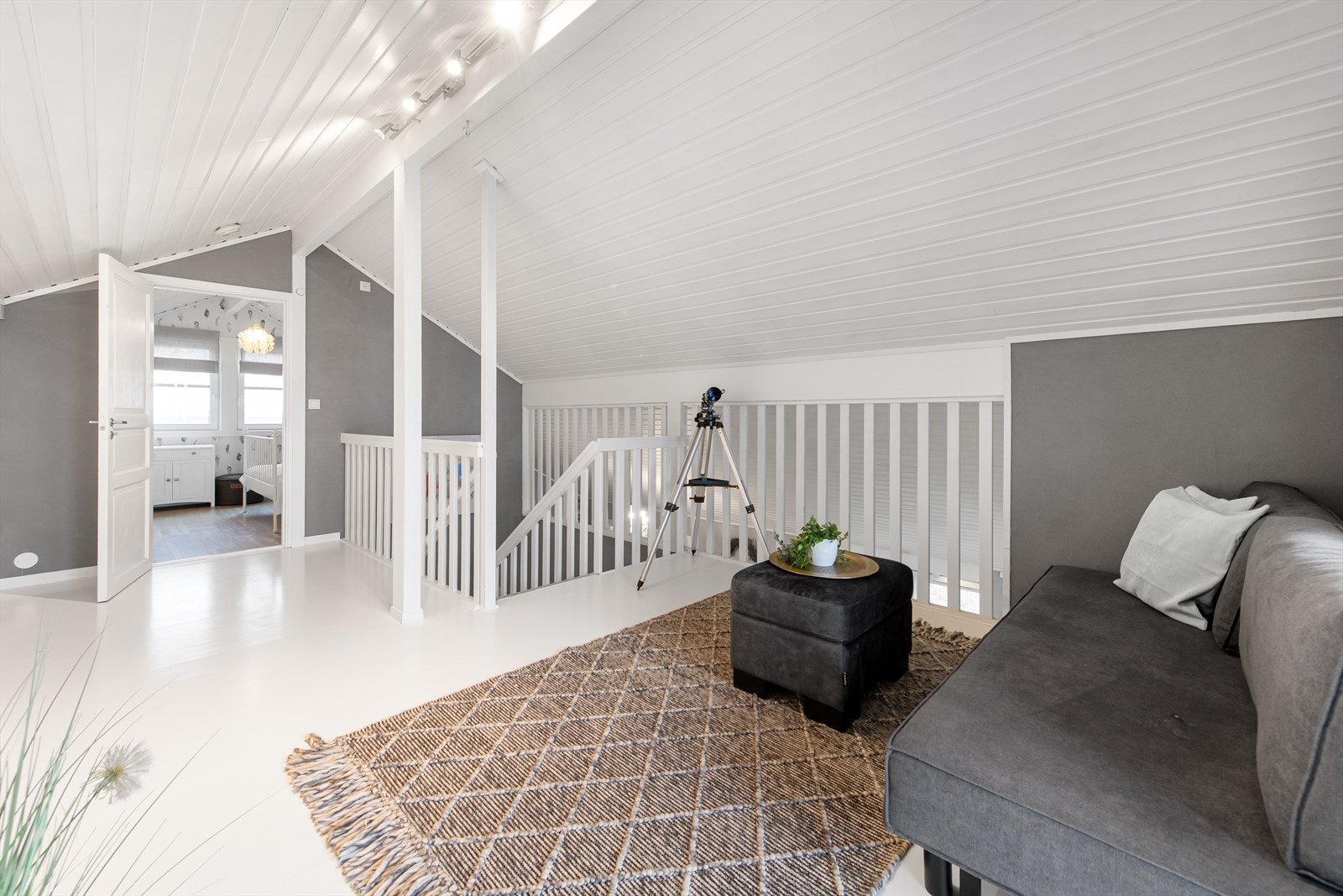 Lys loftstue med muligheter for hjemmekontor. Galleribilde