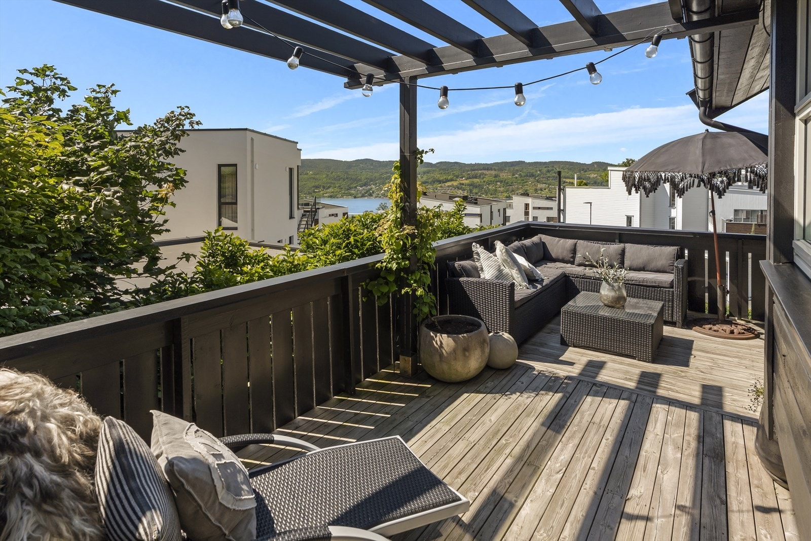 Sjarmerende pergola og terrasse av god størrelse. Galleribilde