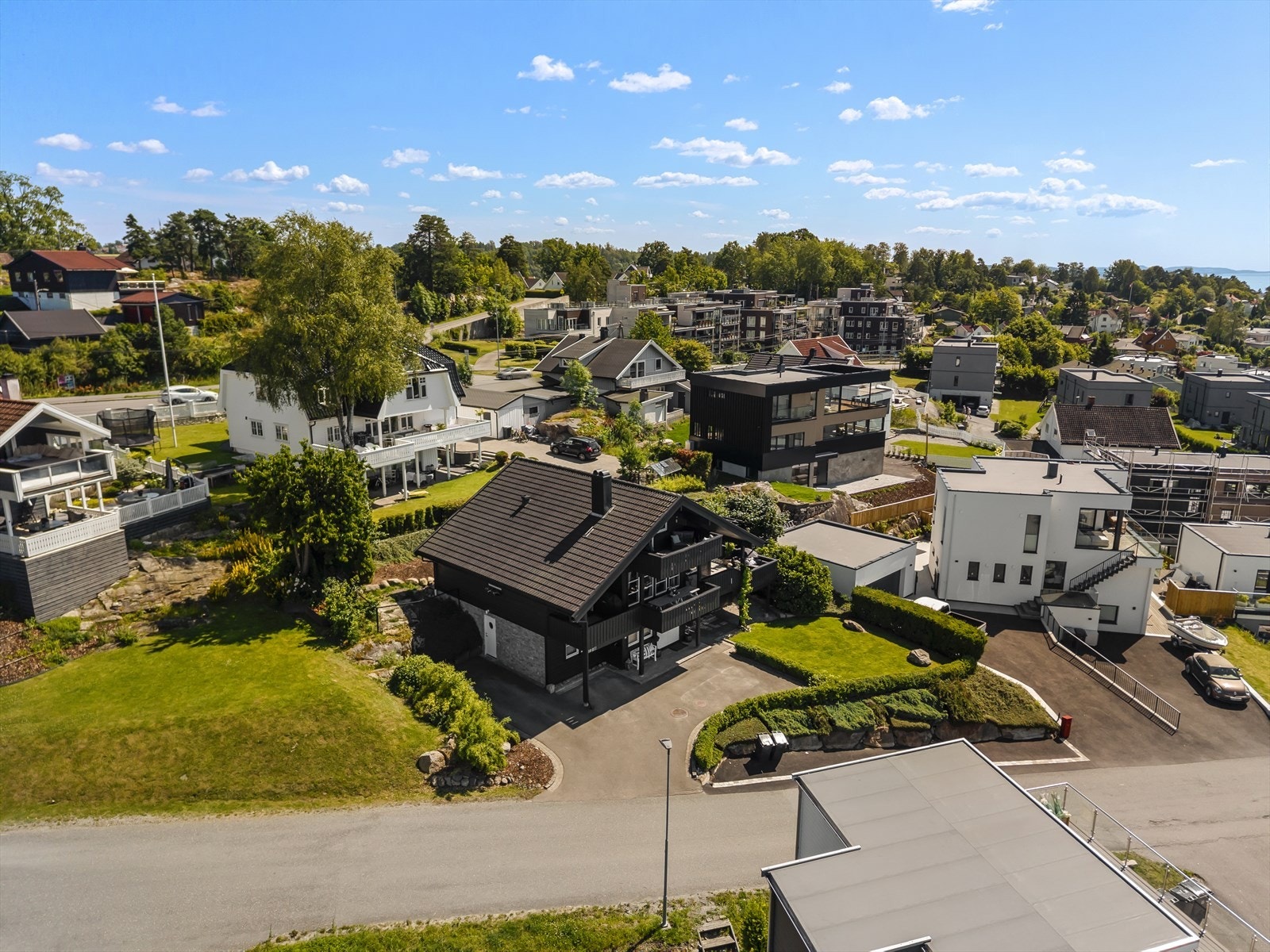 Eiendommen har stor hage og flere terrasser. Innkjøring fra Sogstijordet. Galleribilde