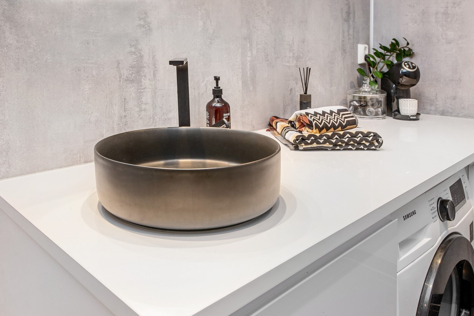 Stilfull vask på badet med moderne kran. Galleribilde