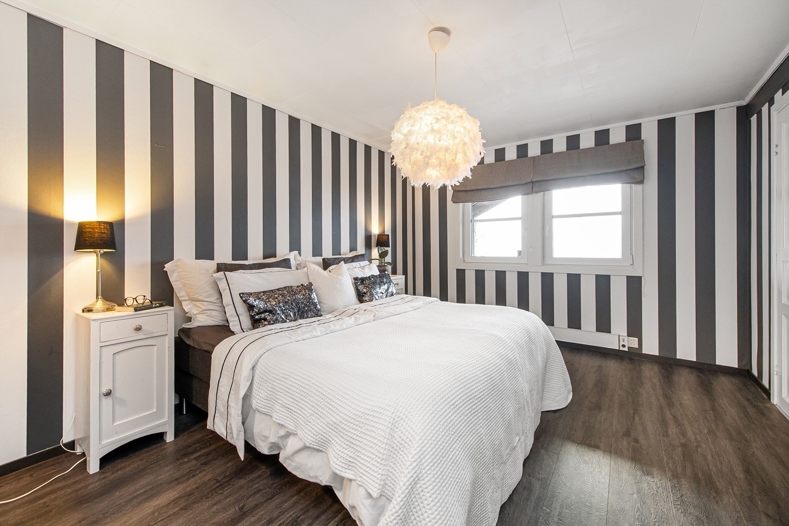 Romslig soverom i 1 etasjen med god plass for garderobeløsning. Galleribilde