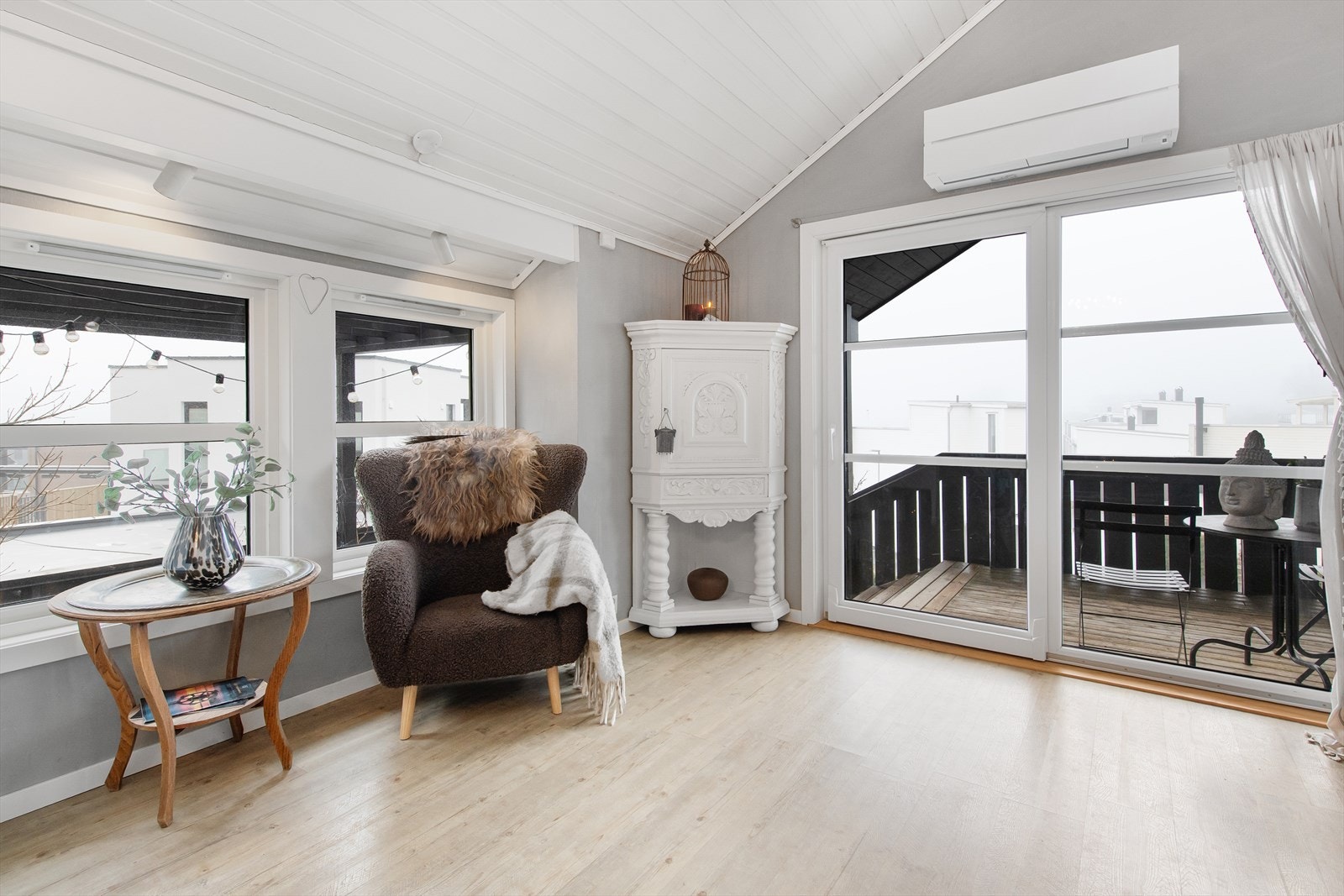 Lyst oppholdsrom med direkte utgang til balkong. Galleribilde