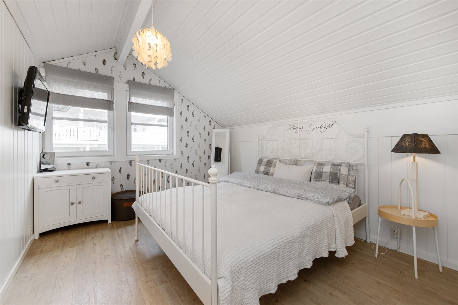 Komfortabelt soverom med plass til dobbeltseng. Galleribilde