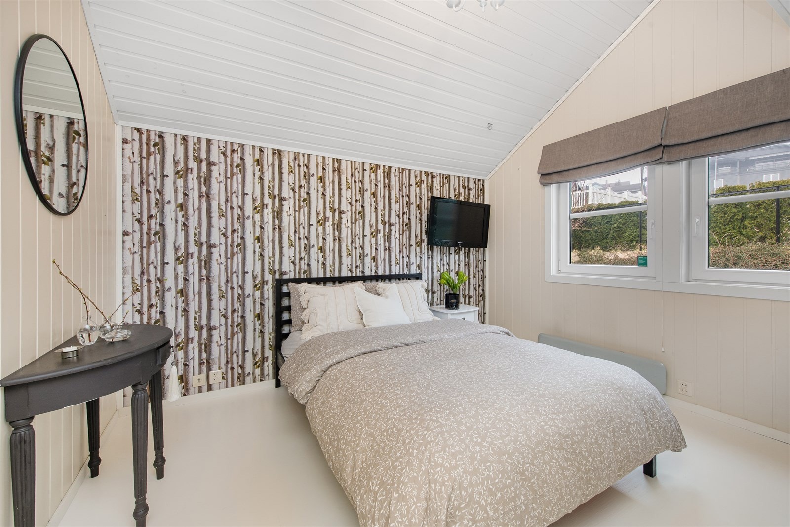 Soverom med unikt tapet og TV-tilkobling. Galleribilde