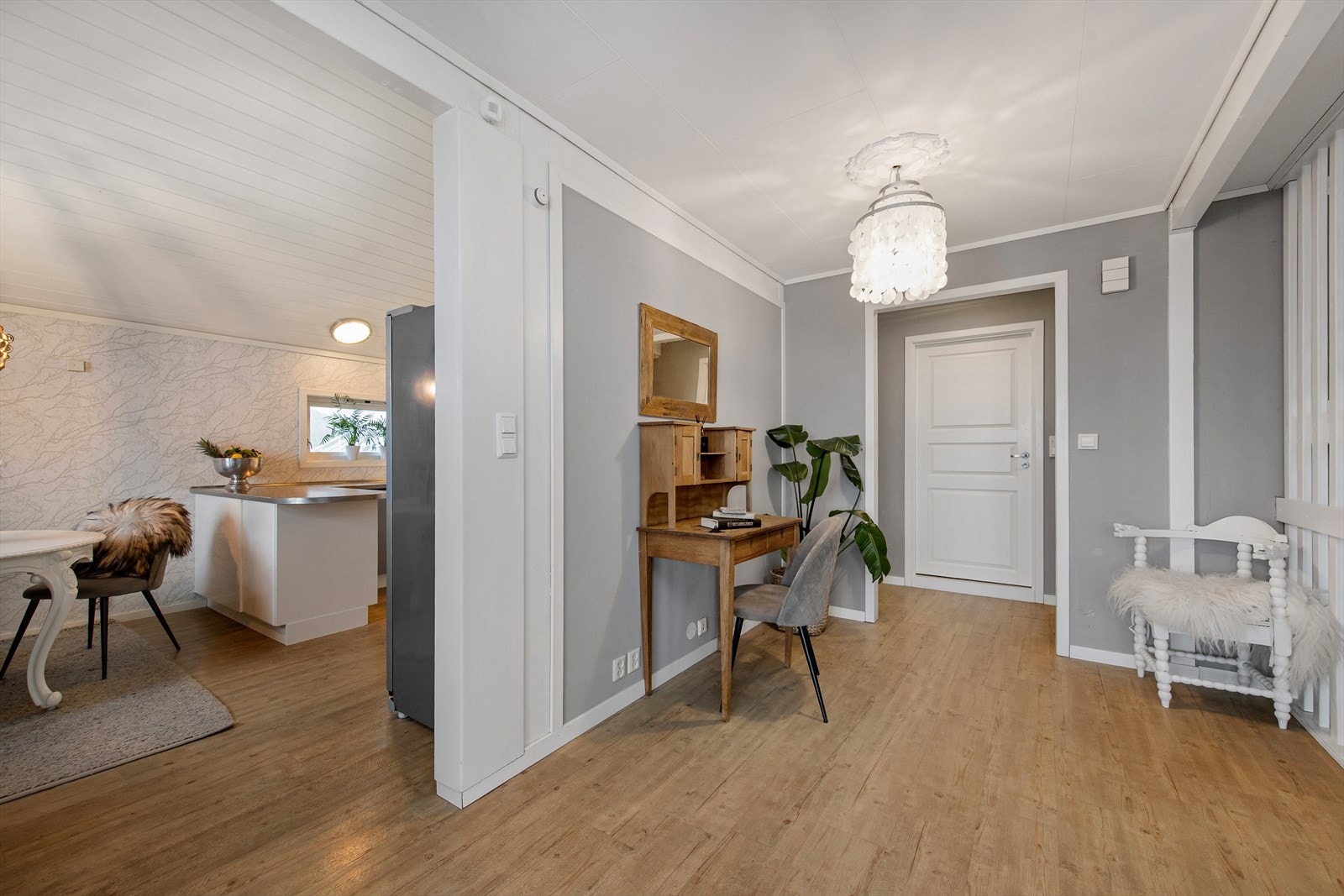 Gang med plass til liten arbeidsstasjon. Galleribilde