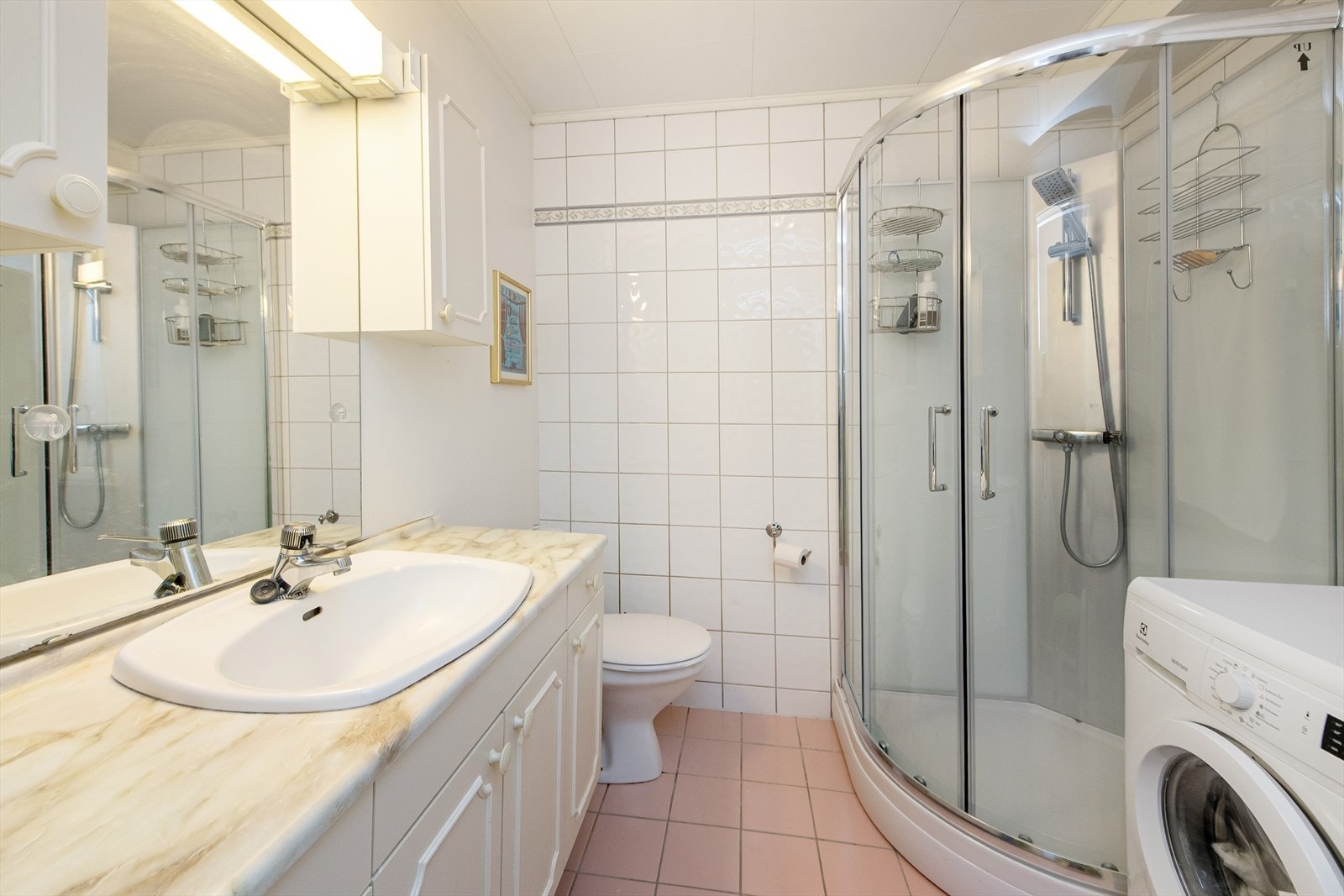 Bad med dusjkabinett og vaskemaskin. Galleribilde