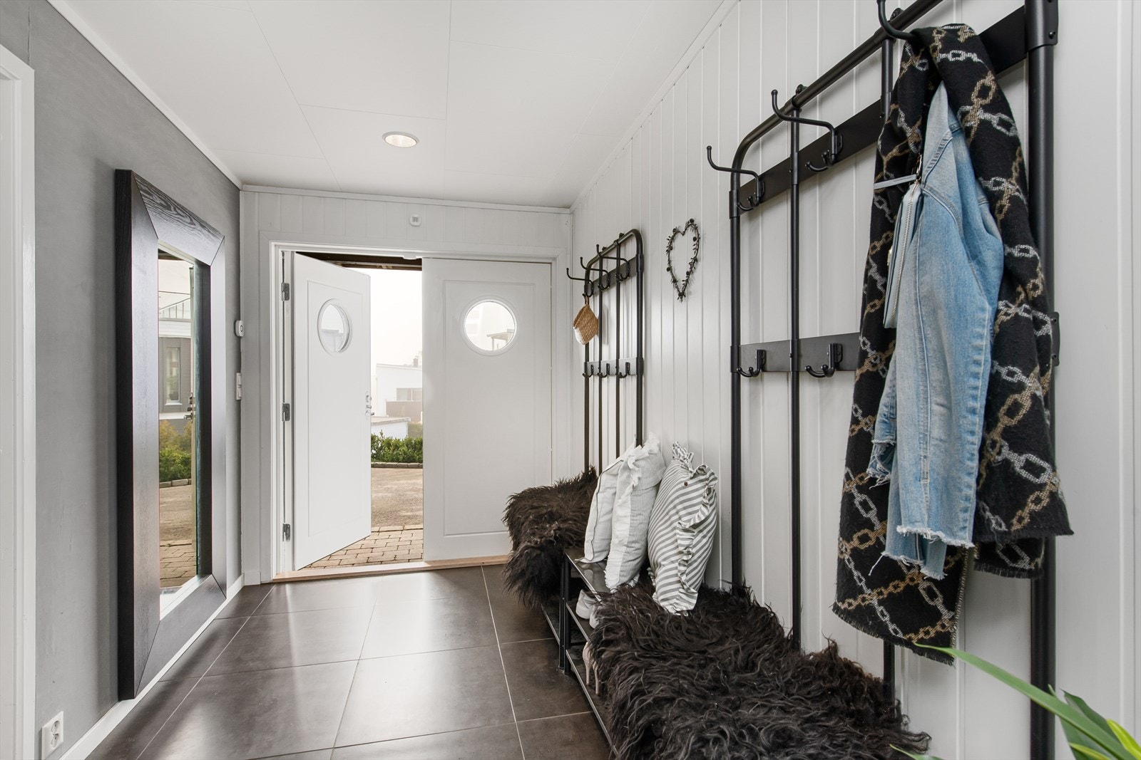 Entré med god plass til oppbevaring. Galleribilde