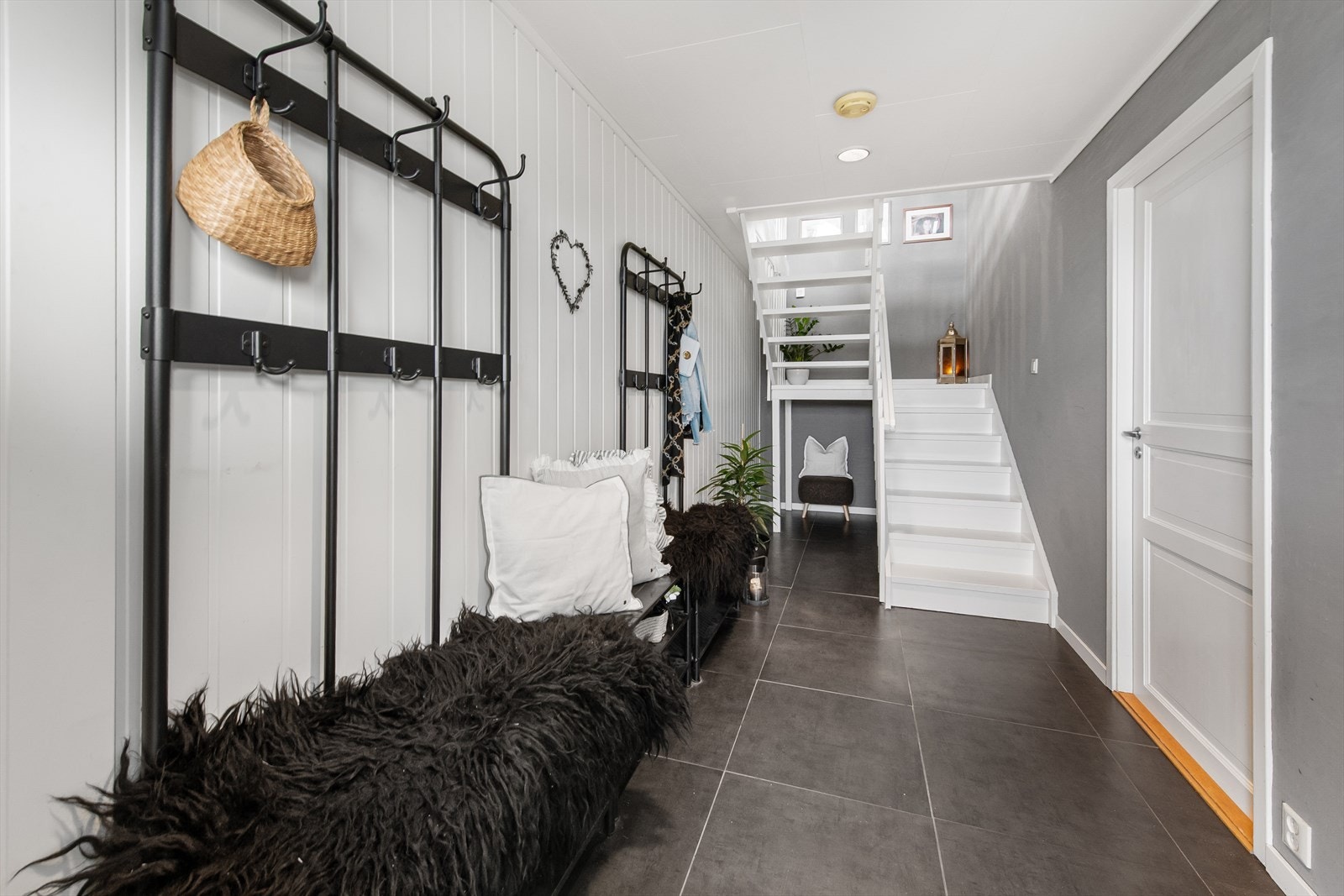 Gang med flislagt gulv og trapp til overetasje. Galleribilde