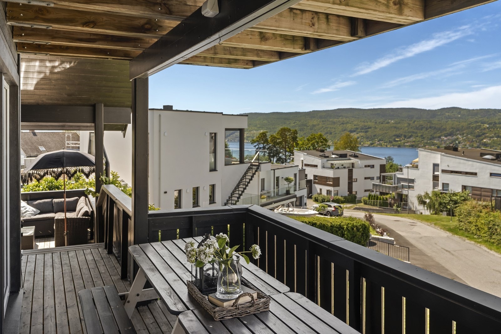 Romslig terrasse med spiseplass. Galleribilde
