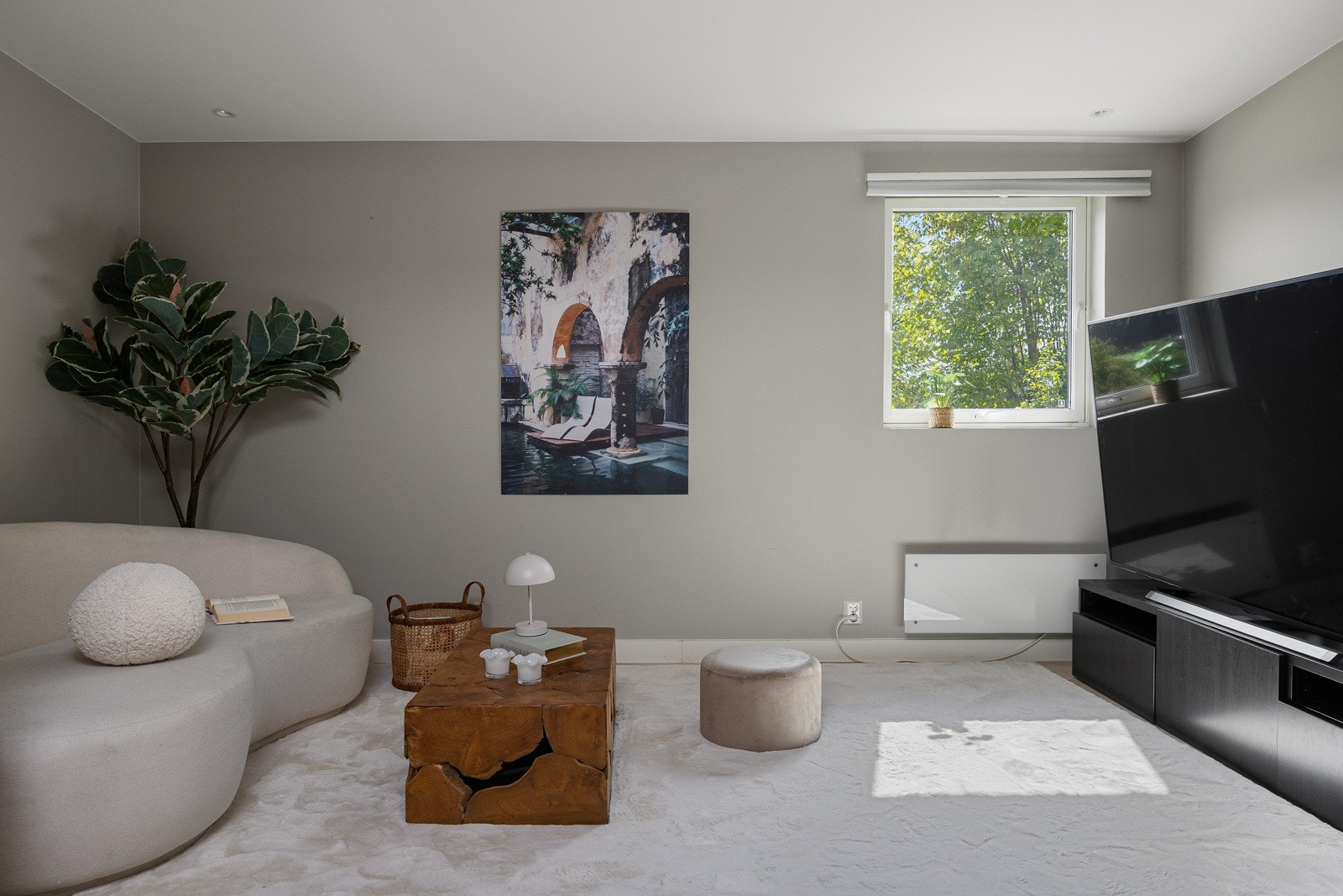 Rommet er godkjent som bod i tegninger og omgjort til stue, dette er søknadspliktig. Det er fått tillatelse fra kommunen om endringen, men ikke søkt om ferdigattest Galleribilde