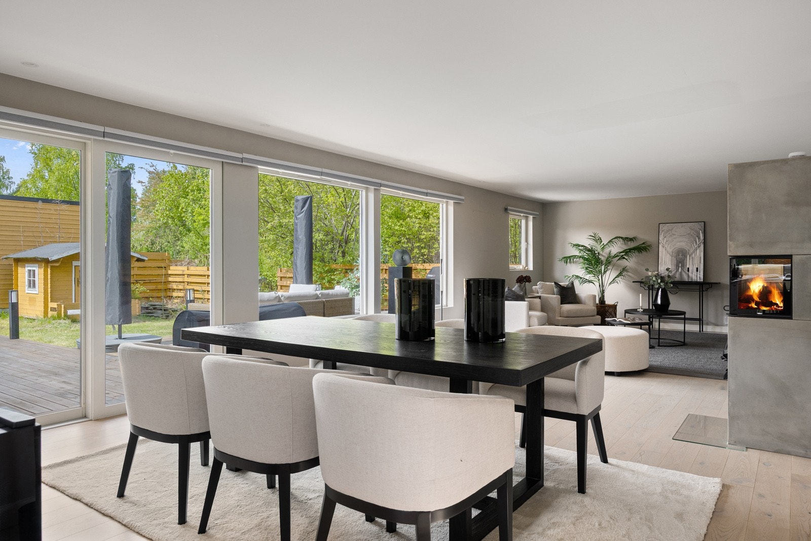 Det er gode møbleringsmuligherer i ulike soner av stuen. Galleribilde