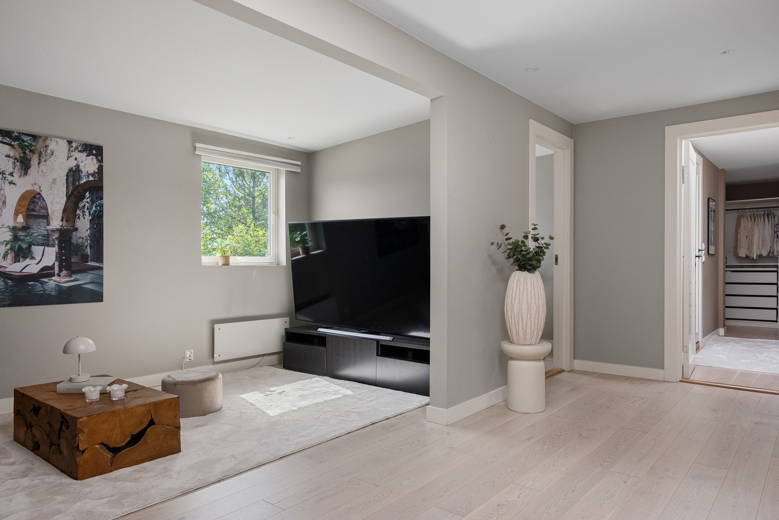 Hovedsoverommet har adkomst fra gang/tv-stue Galleribilde