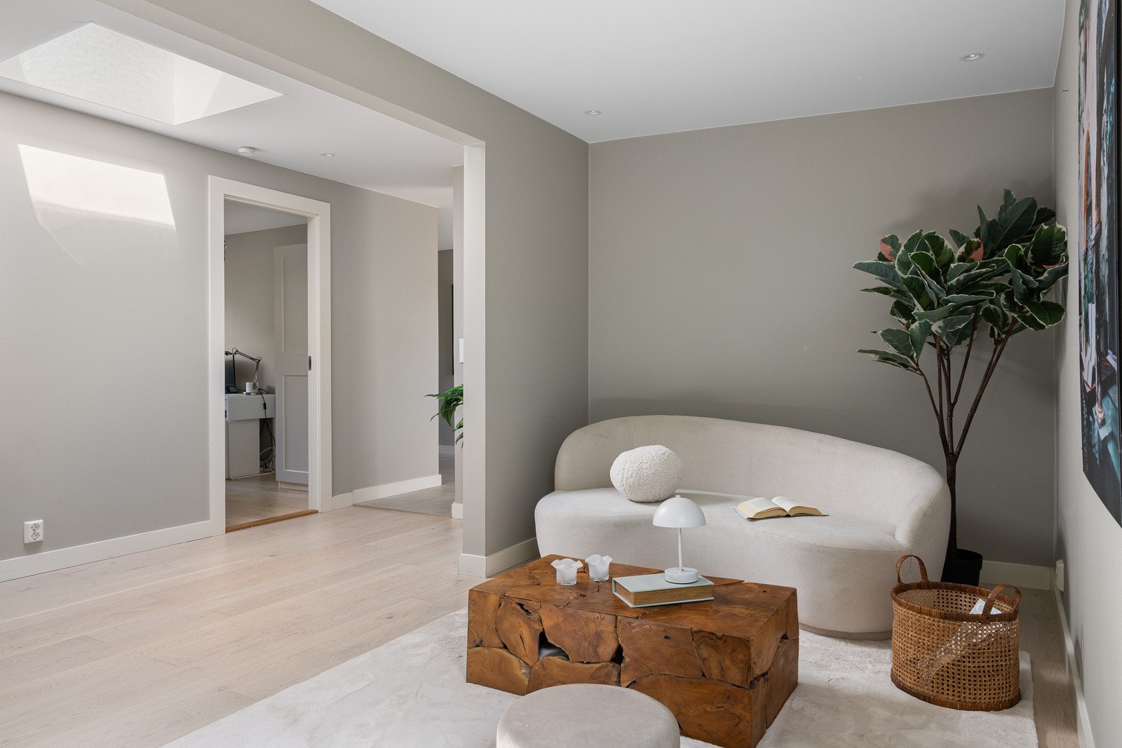 Videre er det adkomst til 3 soverom og et kontor fra gang/tv-stue Galleribilde