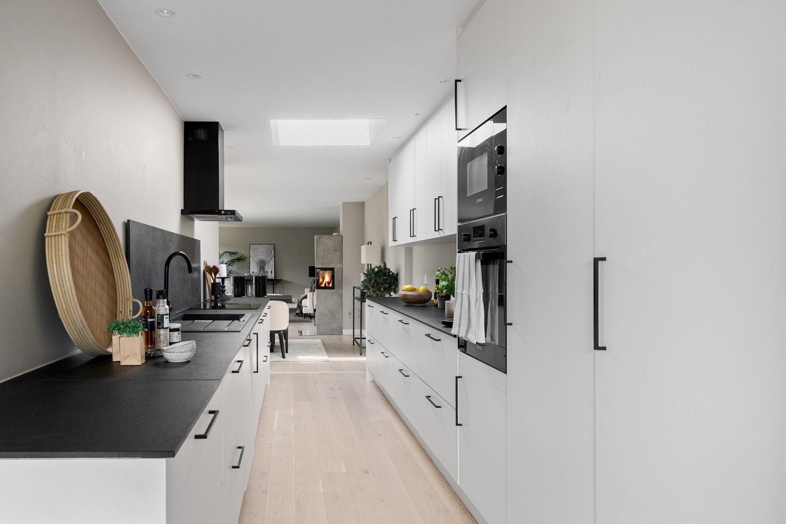 Stilrent og innholdsrikt HTH kjøkken fra 2021 i åpen løsning mot stuen Galleribilde