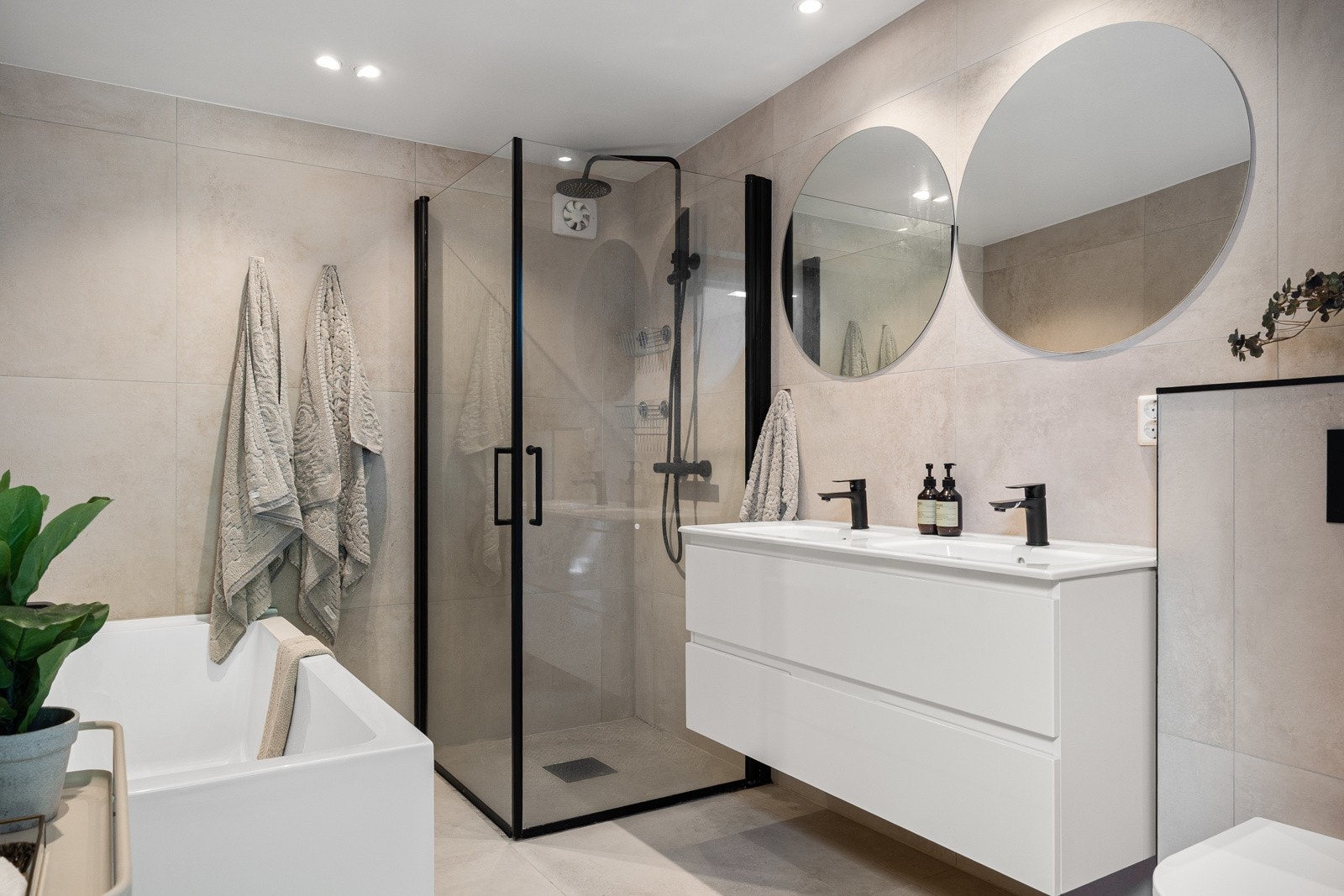 Rommet har direkte adkomst til et romslig og pent flislagt bad med elektriske varmekabler i gulv. Galleribilde