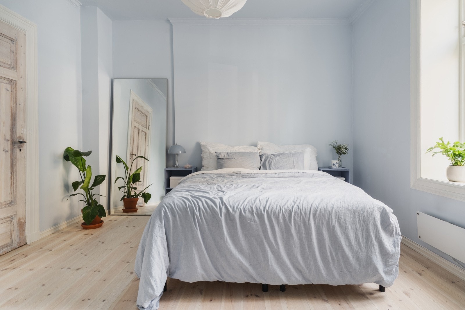 Soverommet er romslig med plass til kommoder eller garderobeskap om ønskelig. Galleribilde