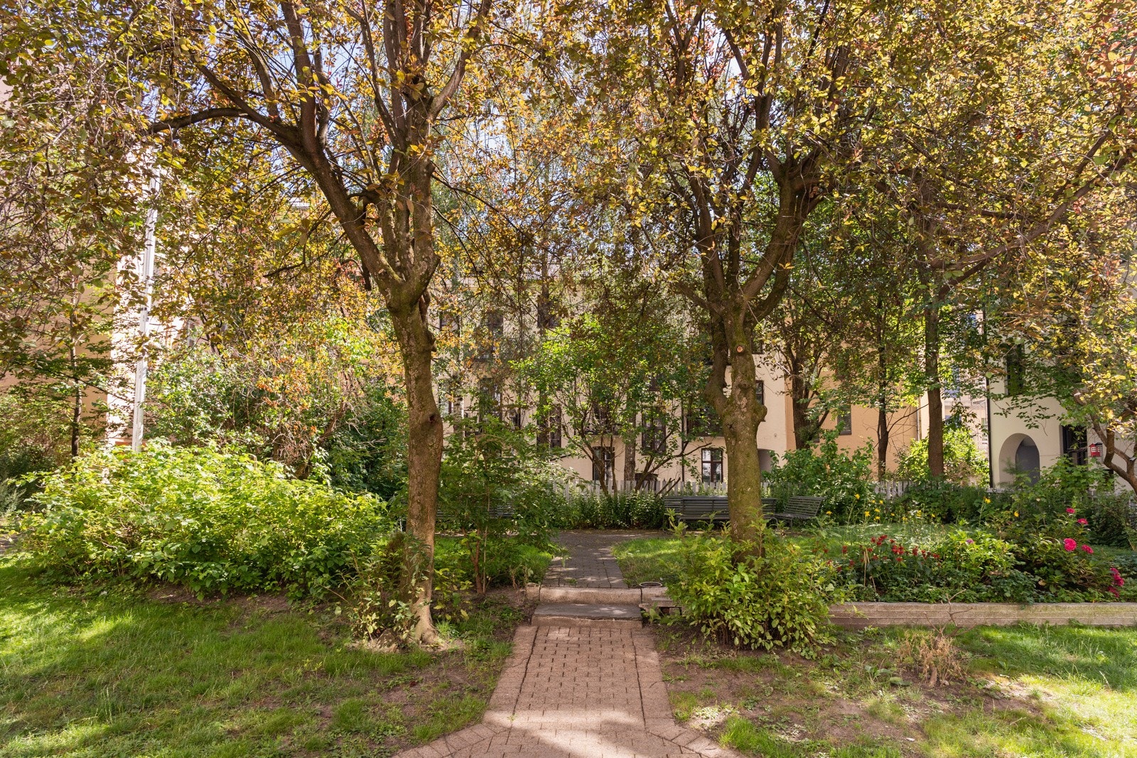 Sittegrupper, grill, sykkelstativ og lekeapparater til glede for store og små. Galleribilde