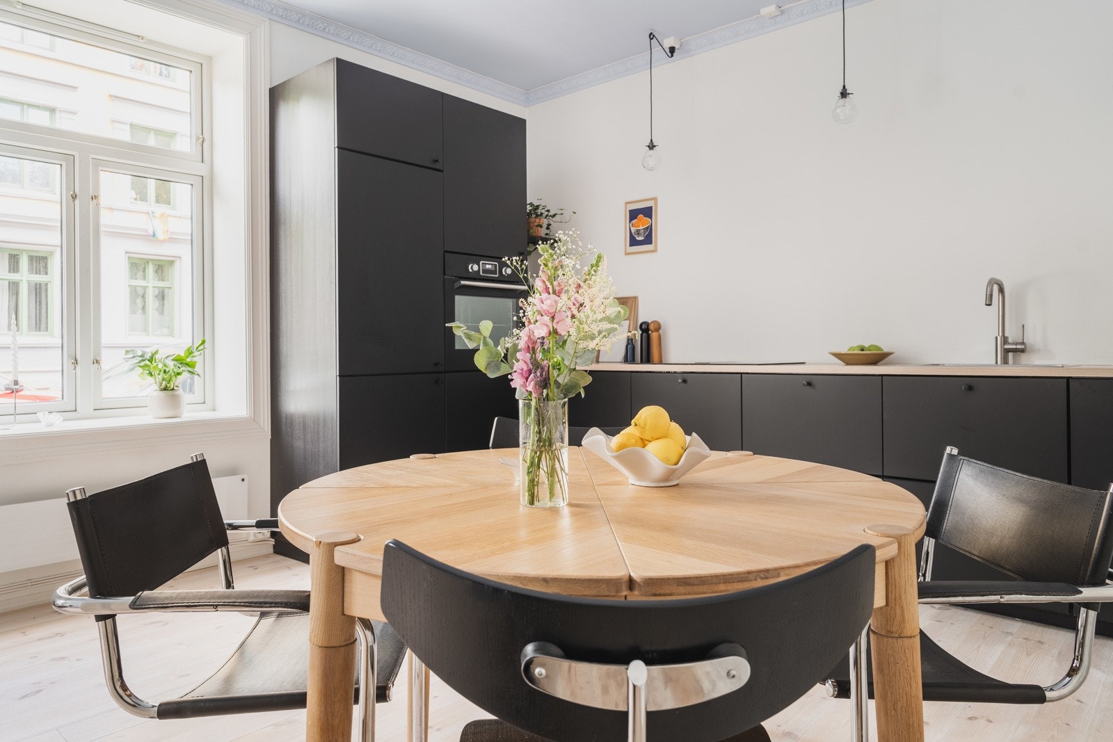 Spisebordet finner sin naturlige plass i tilknytning til kjøkkenet. Galleribilde