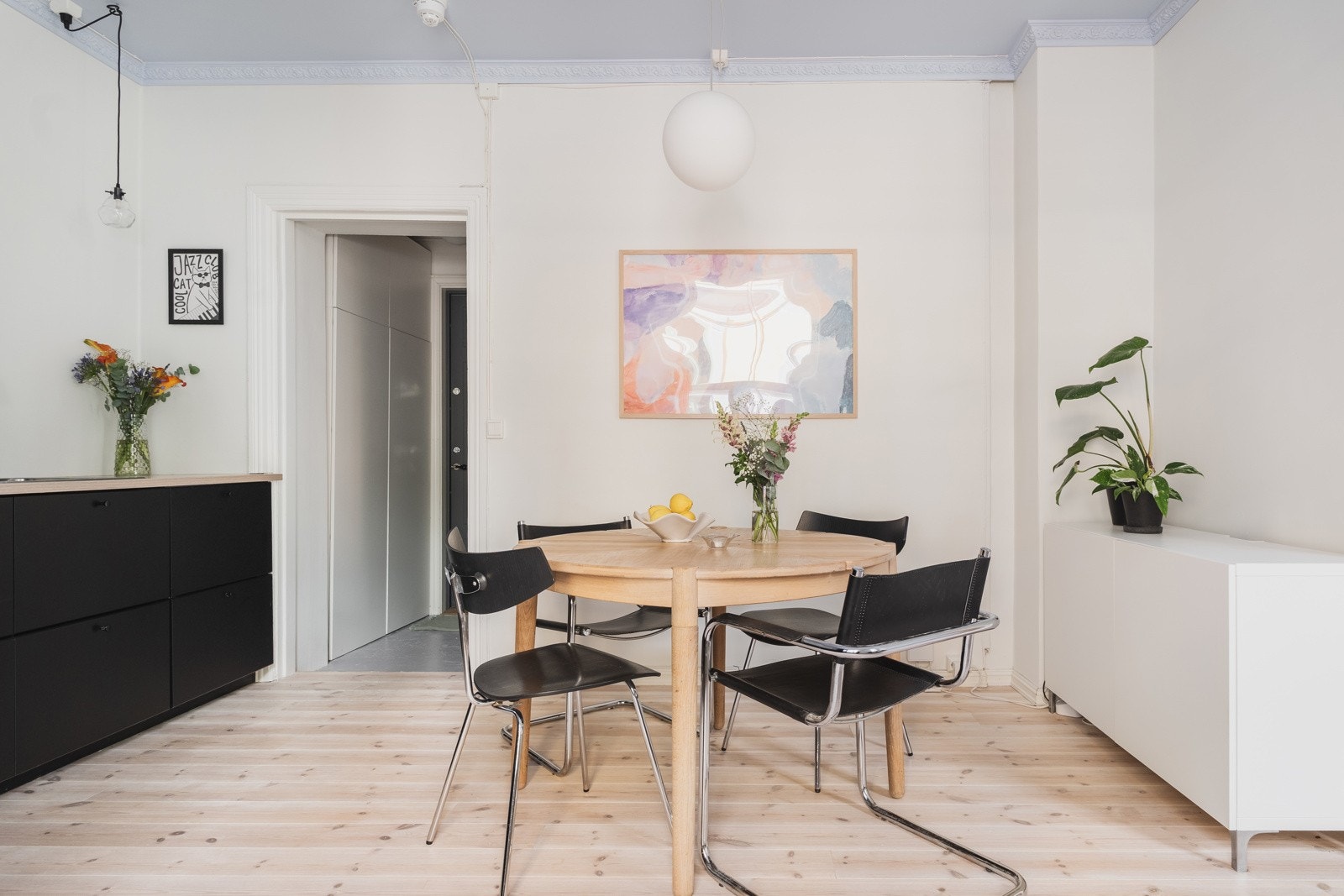 Leiligheten kombinerer det klassiske og moderne på en utmerket og smakfull måte. Galleribilde