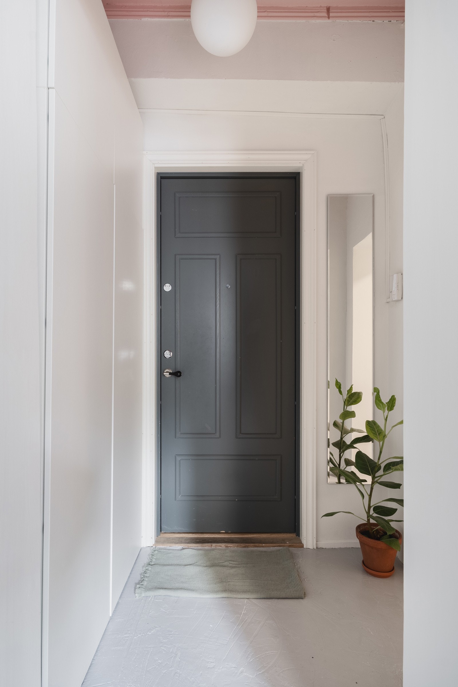 Hyggelig og lys entré som gir et godt førsteinntrykk av boligen. Galleribilde