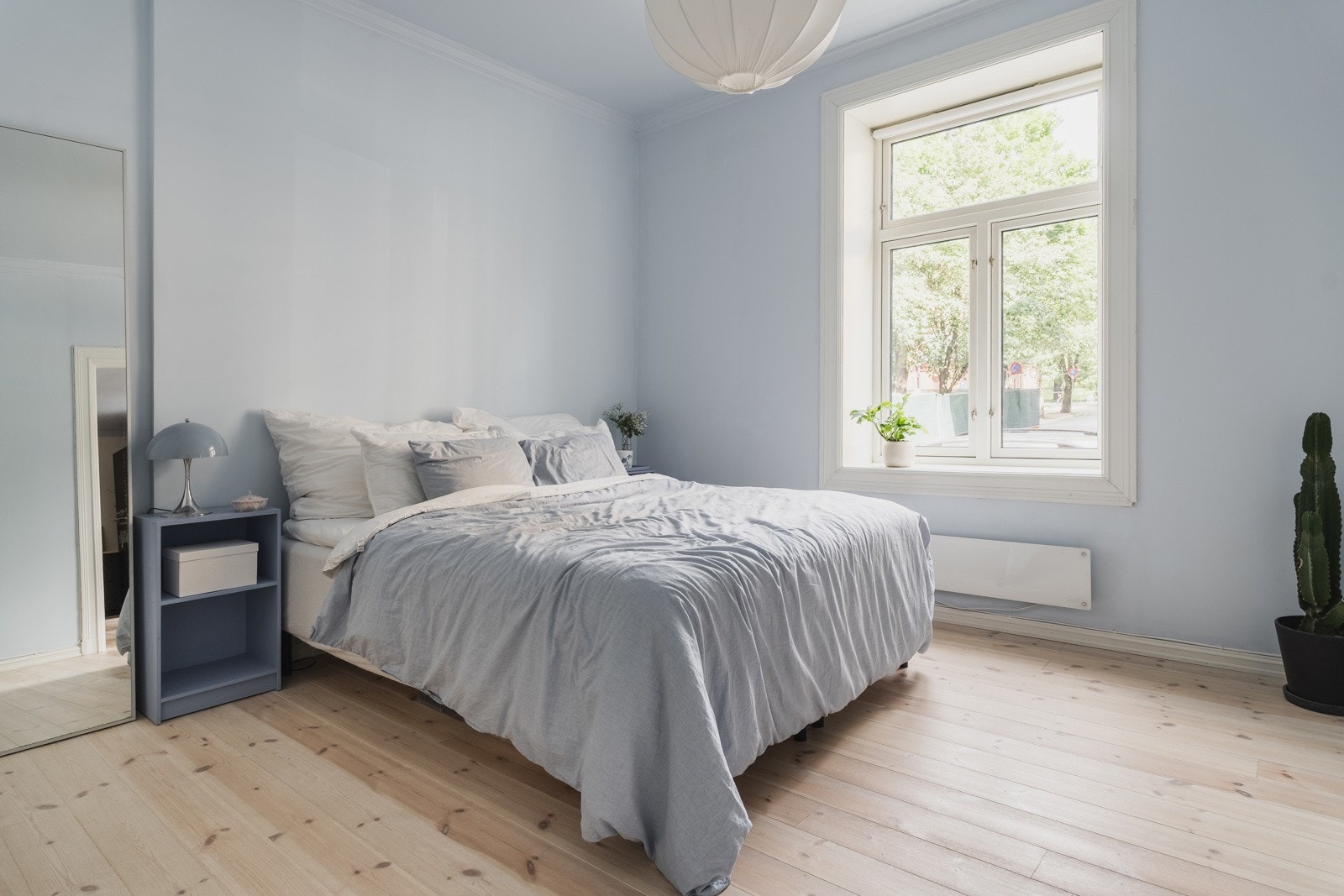 Lyst og luftig soverom med god plass til dobbeltseng. Galleribilde