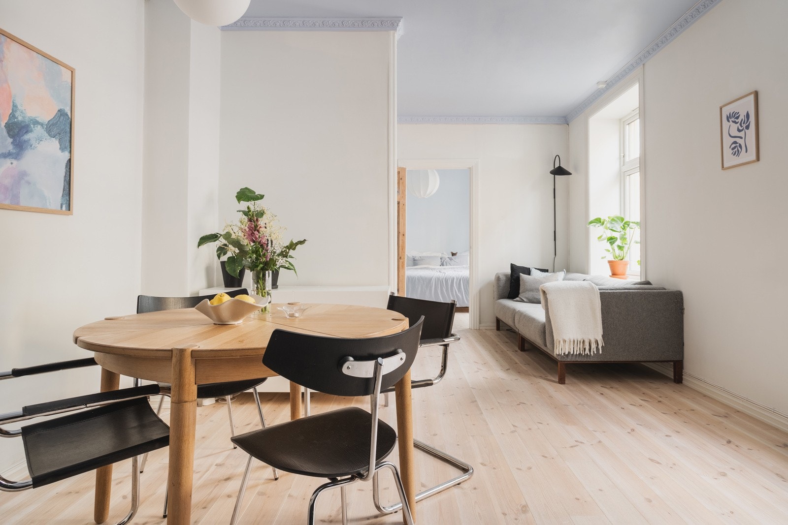 Stuen har god plass til sofagruppe og spisebord. Galleribilde