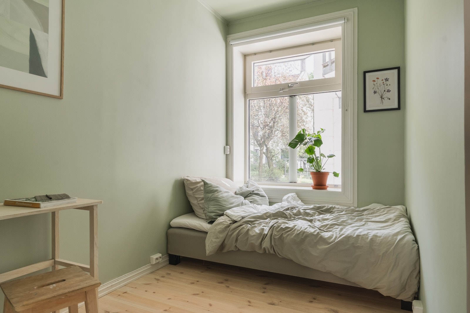 Soverom II er også av god størrelse og vender inn mot den idylliske bakgården. Galleribilde