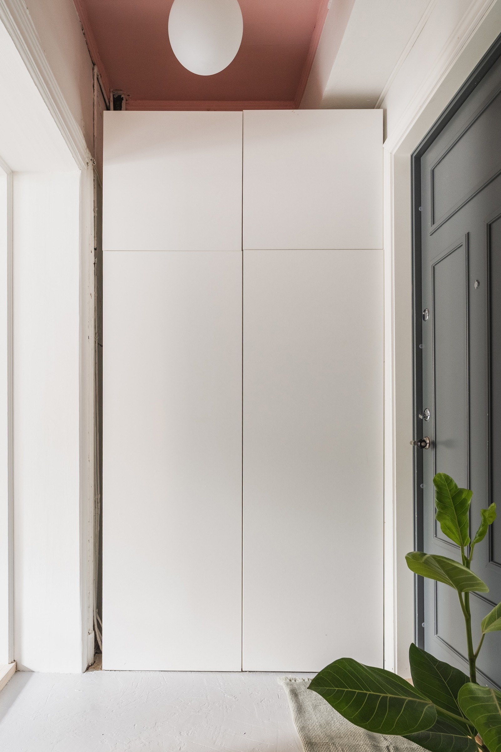 God lagringsplass i garderobeskap. Galleribilde