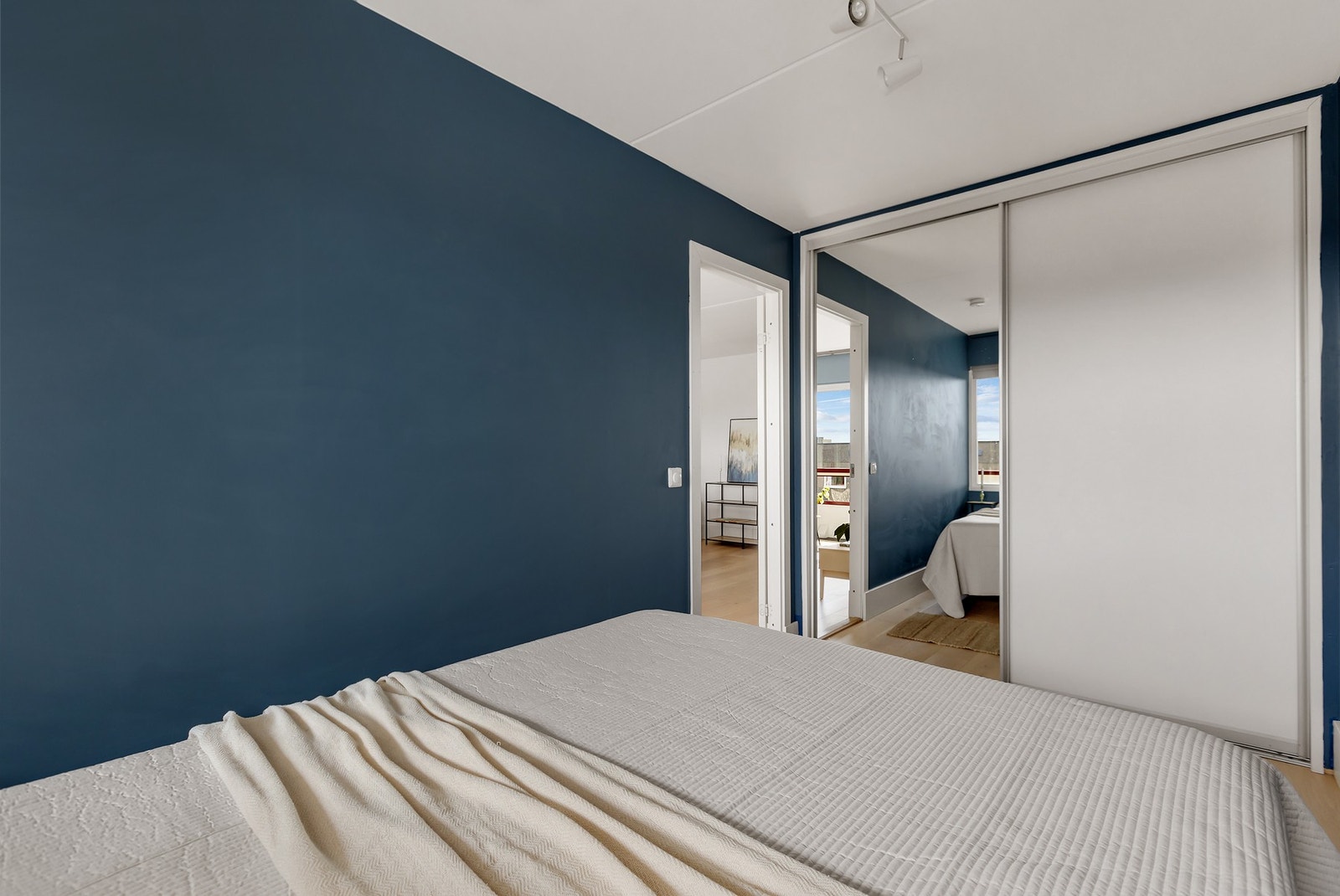 Romslig soverom med gode oppbevaringsmuligheter i form av skyvedørsgarderobe. Galleribilde