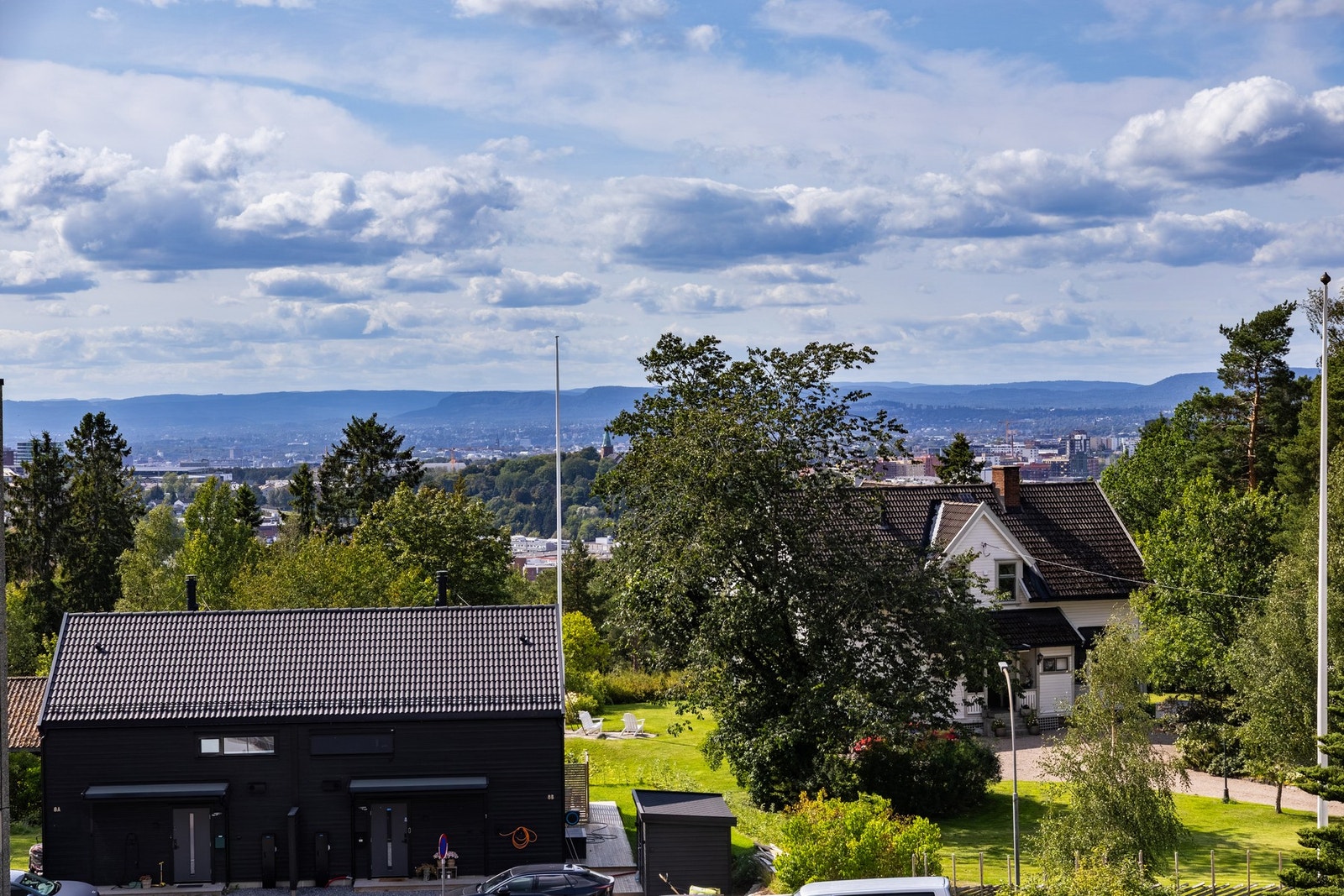 Det er flott utsikt mot Oslo by og hyggelig boligområde. Galleribilde