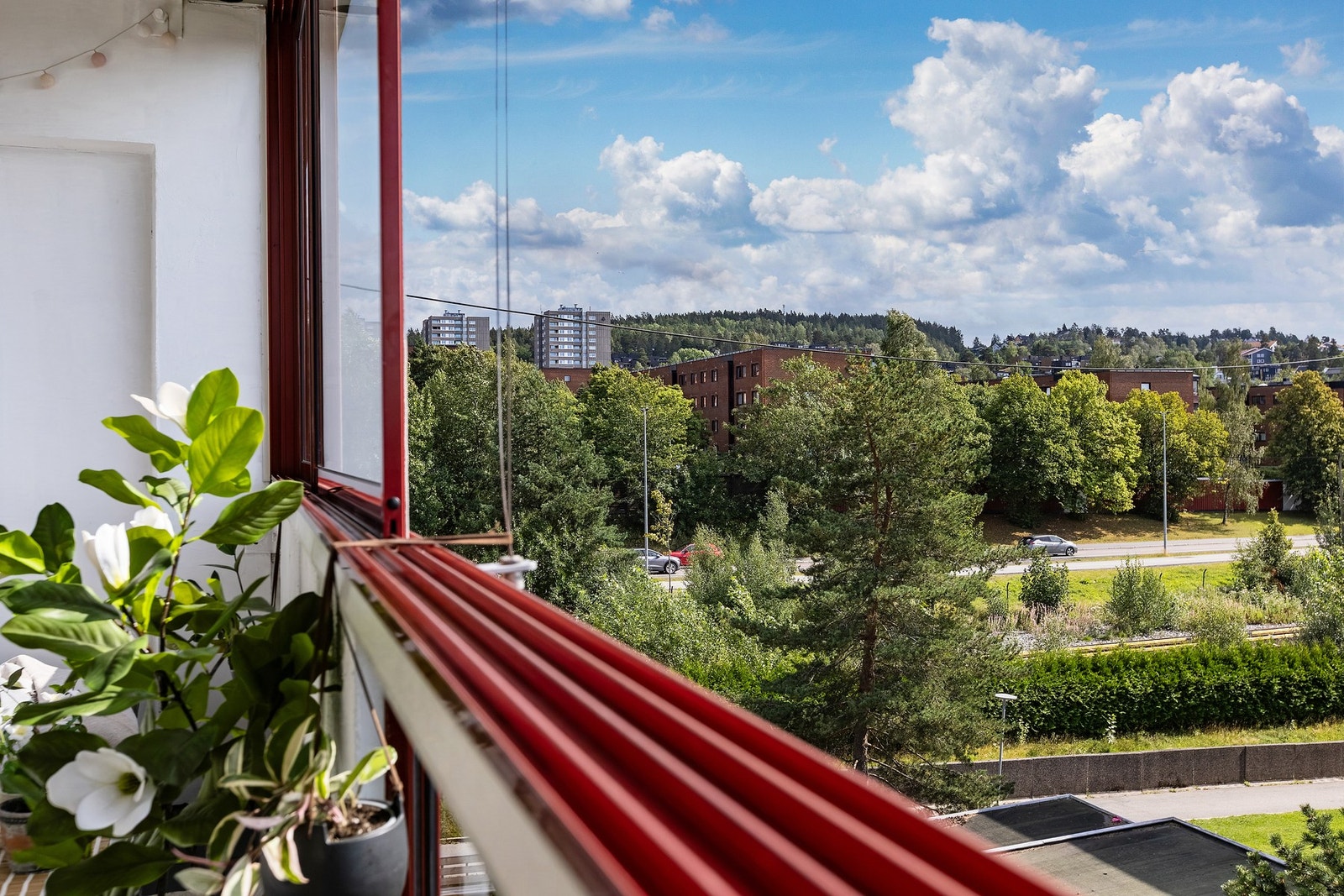 På balkongen er det flott utsikt mot Østmarka med rekreasjonsmuligheter, sommer som vinter. Galleribilde