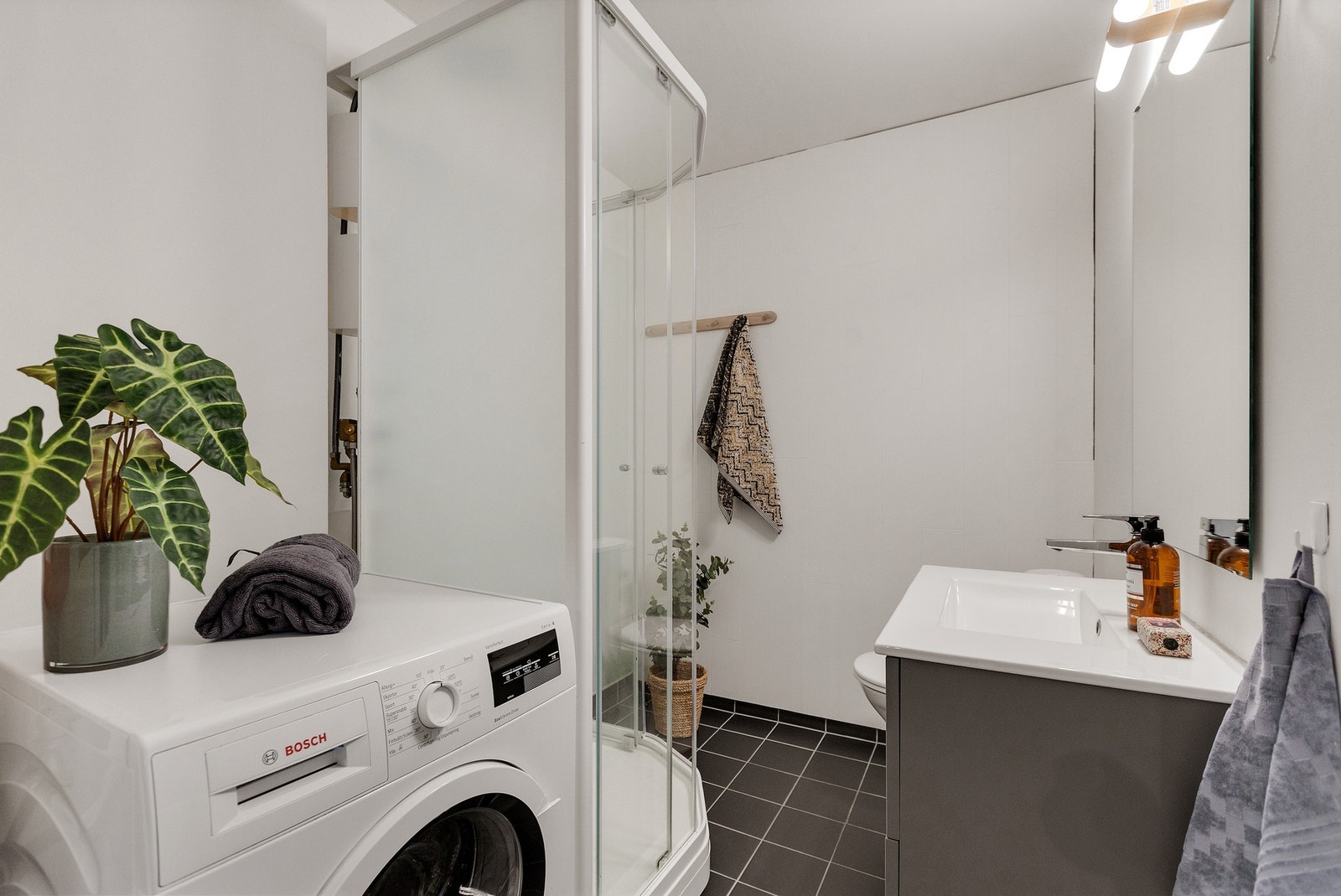 Pent bad med opplegg for vaskemaskin. Galleribilde