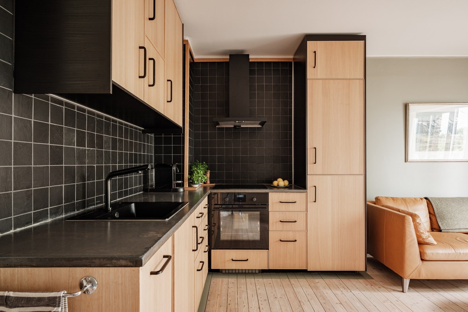 Integrert stekeovn, nedfelt koketopp, kjøl-/fryseskap og oppvaskmaskin. Galleribilde