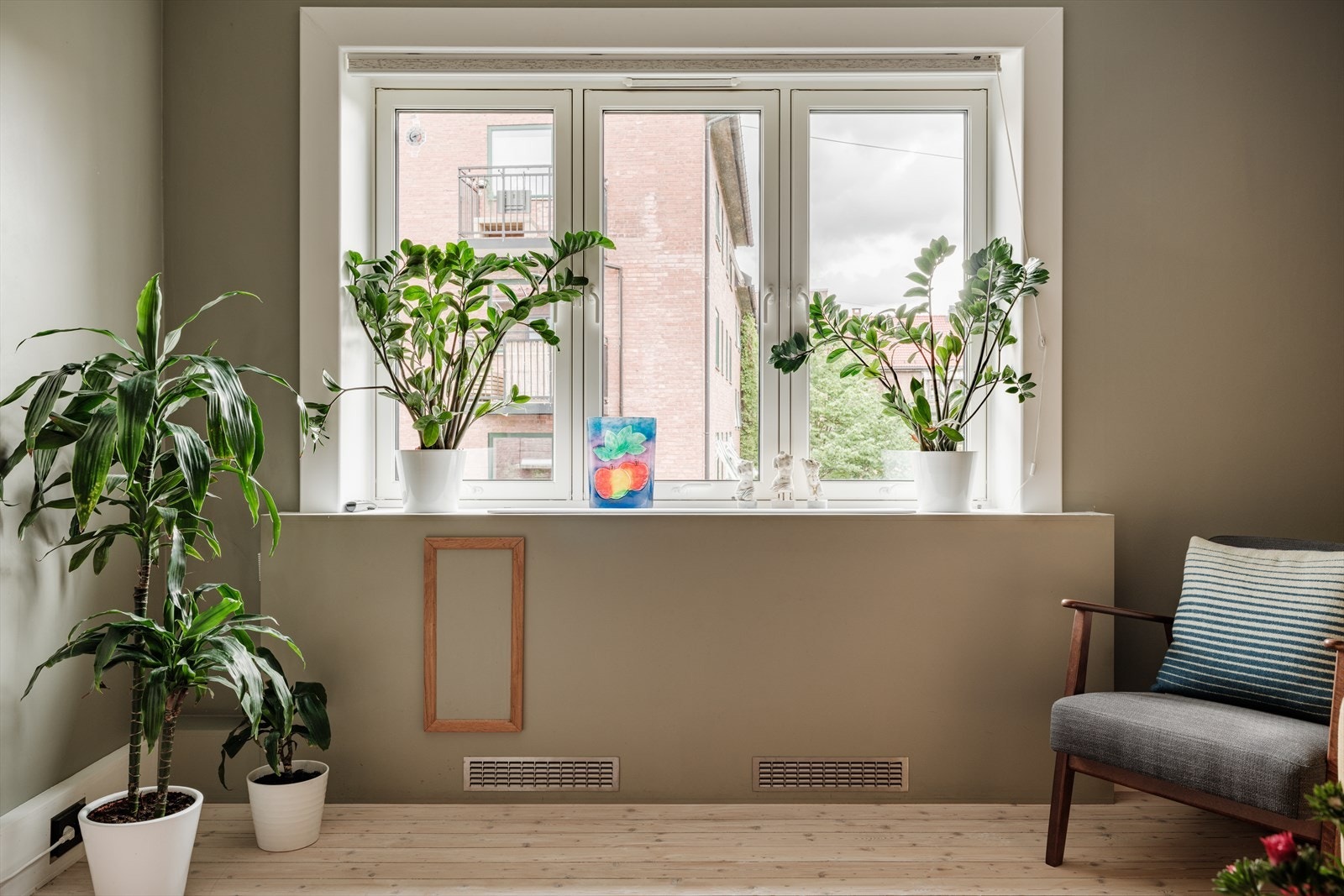 Også dette rommet har store vindusflater. Vinduene vender mot rolig blindvei/gate. Galleribilde