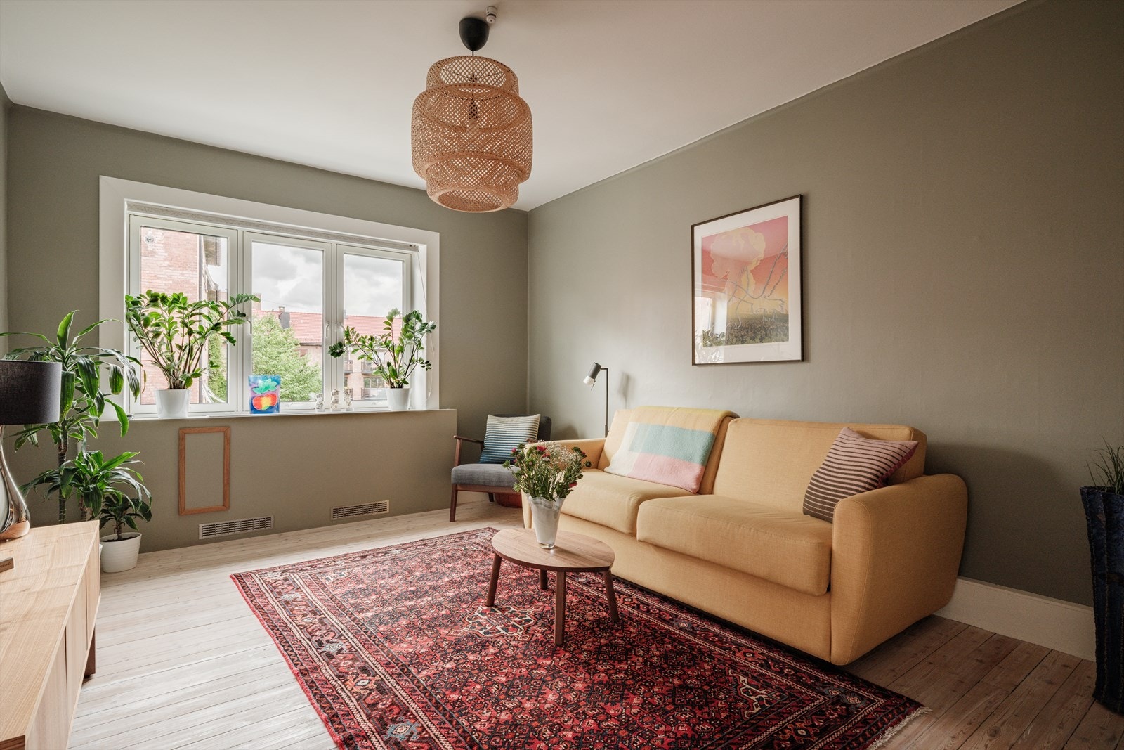 På motsatt side av leiligheten har selger innredet hovedsoverommet som en TV-stue. Galleribilde