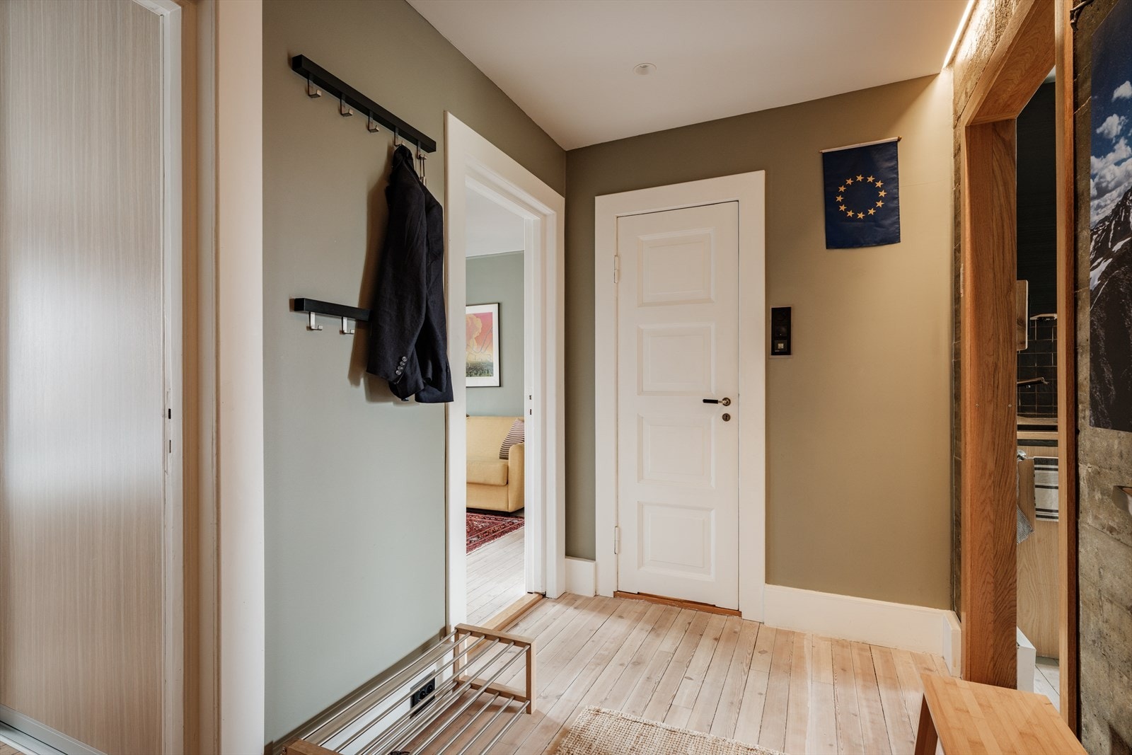 Praktisk inngangsparti med inngang til alle rom, samt plass til ytterjakker og sko. Galleribilde