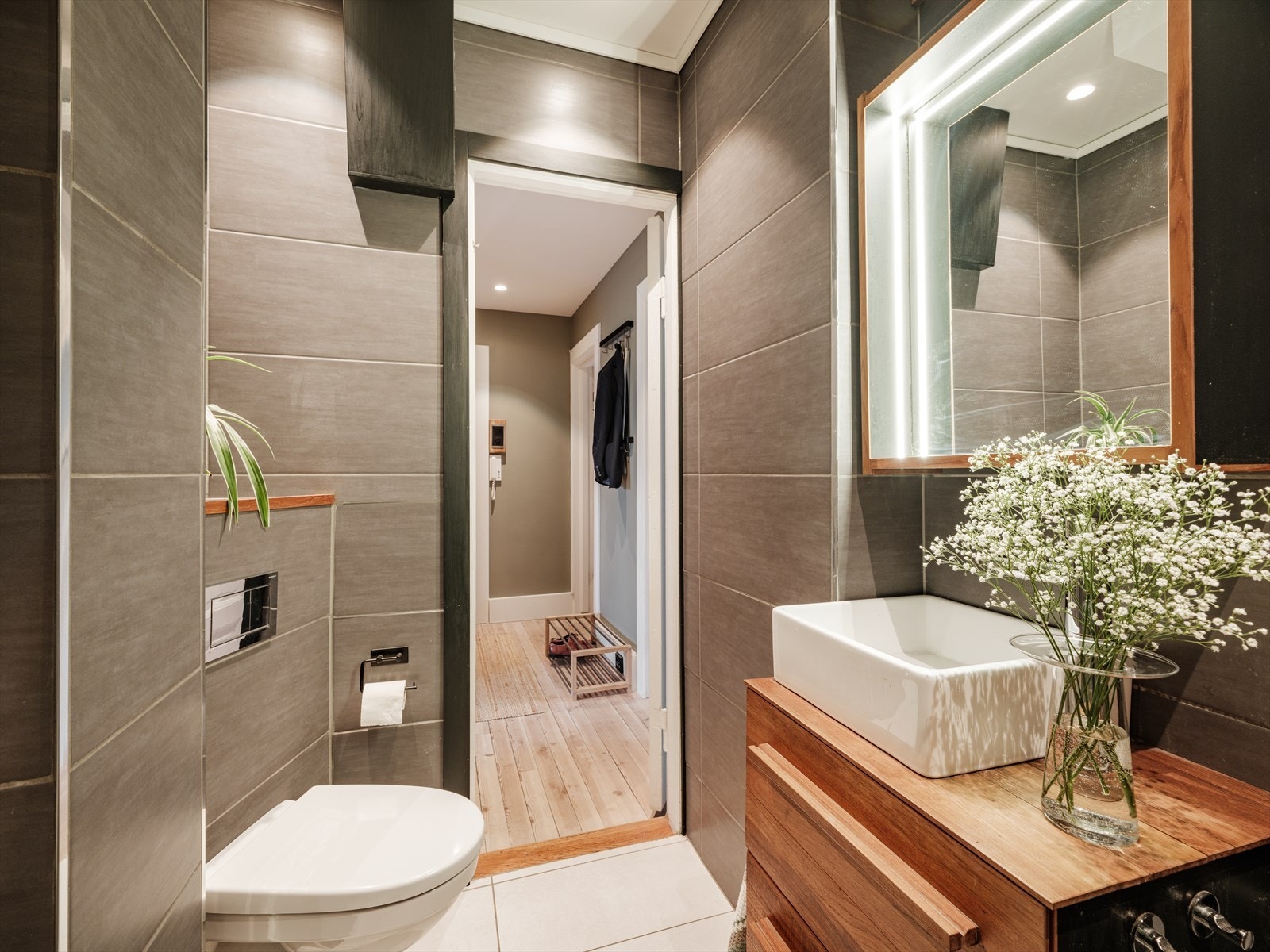 Det er opplegg/plass til vaskemaskin i høyre hjørnet av dette bildet. Ellers er det gulvvarme og downlights i tak. Se tilstandsrapporten for mer informasjon. Galleribilde