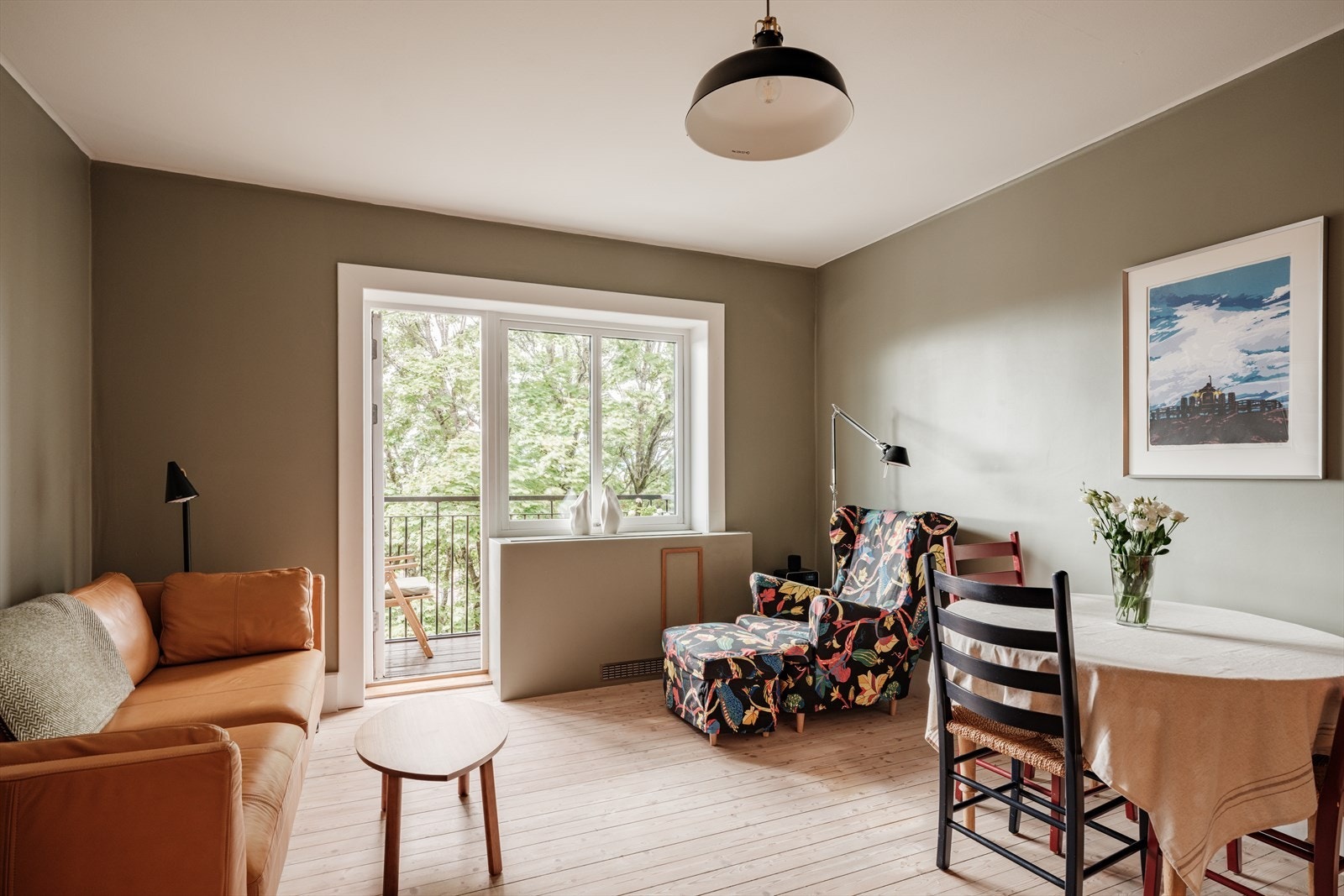 Leiligheten er oppusset 2018 med bl.a. nytt bad, kjøkken, el-anlegg og behandling av alle overflater. Galleribilde